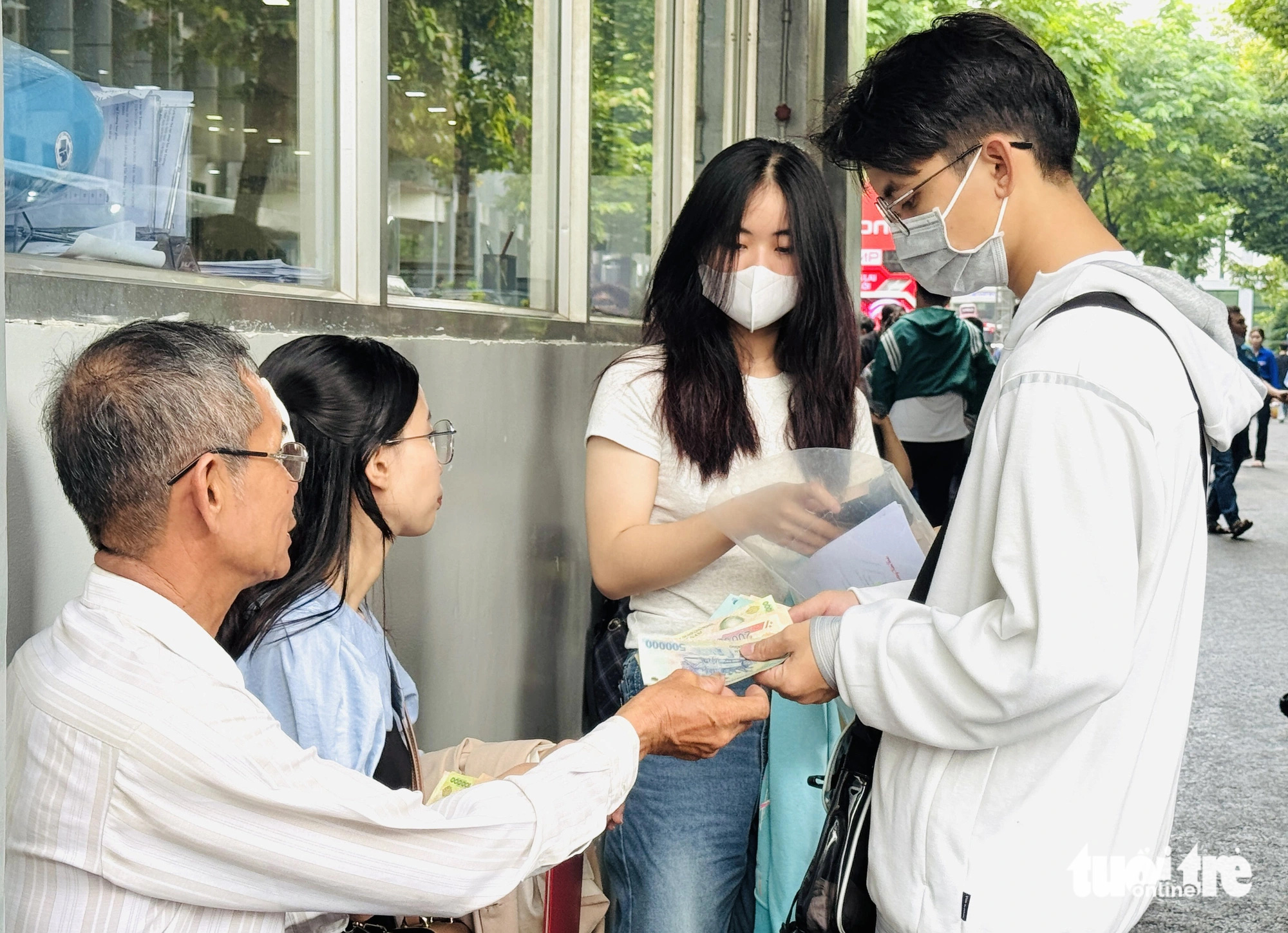 Sinh viên phản ánh đóng trước một phần học phí mới được gia hạn, trường nói gì? - Ảnh 1.