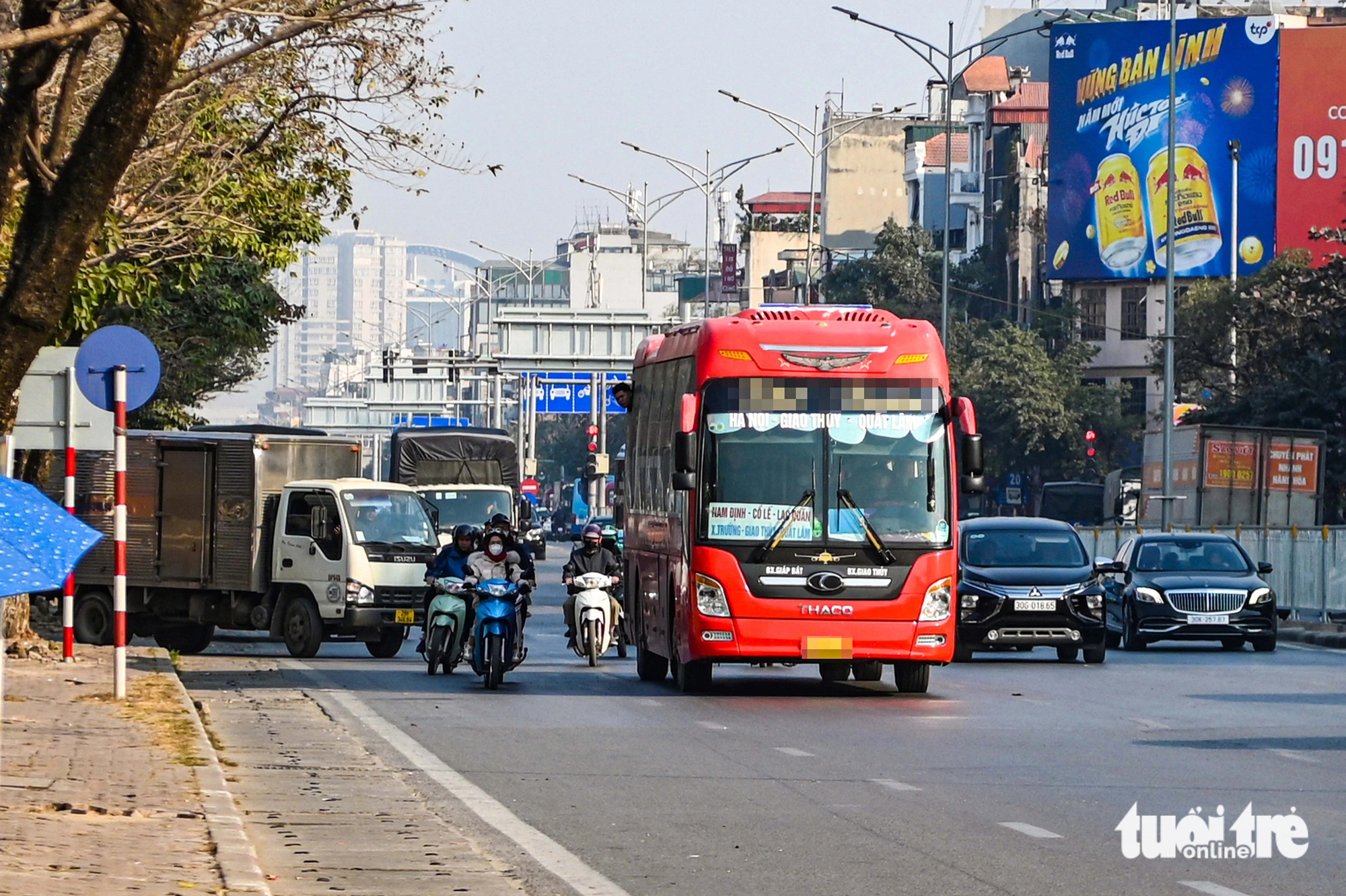 Xử lý loạt xe khách chạy 'rùa bò', gây ùn tắc dịp giáp Tết ở cửa ngõ phía nam Hà Nội - Ảnh 2.