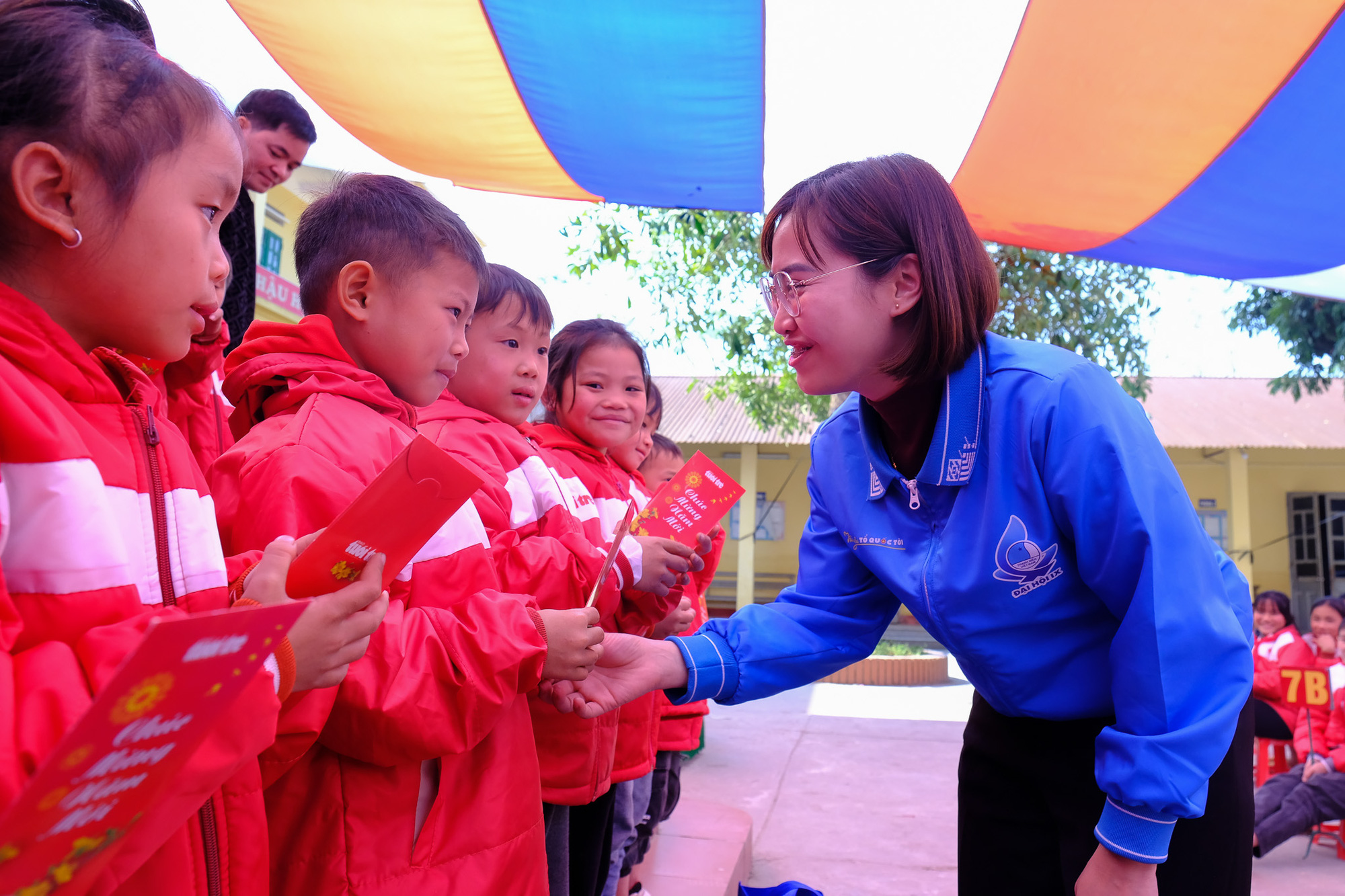 Tết sẻ chia 2025: 'Mưa' lì xì tới học sinh vùng cao ở Yên Bái - Ảnh 6.