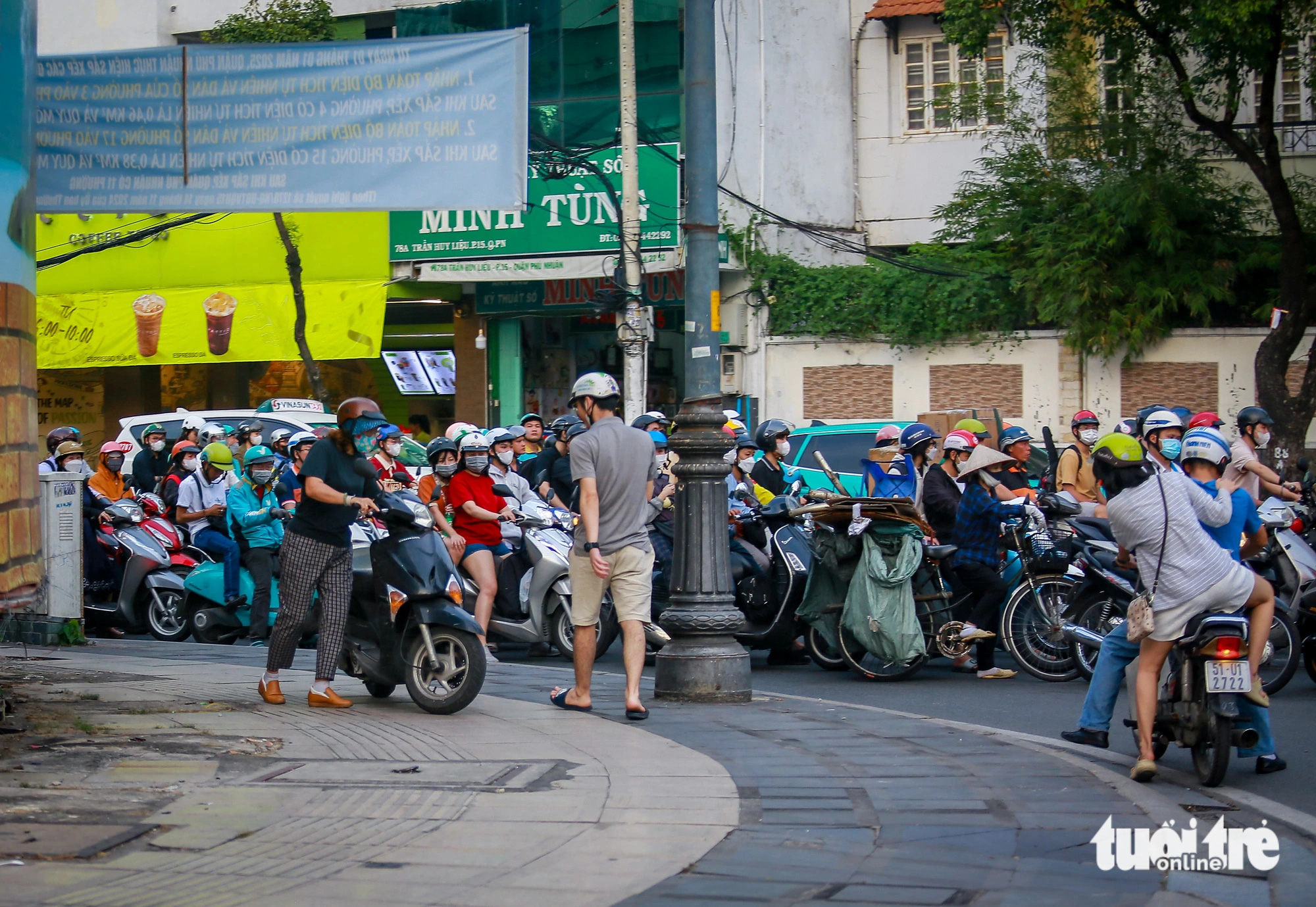 Nhiều đường ở TP.HCM ùn ứ tới tối, người dân dắt xe máy lên vỉa hè ‘vượt ải’ - Ảnh 5.