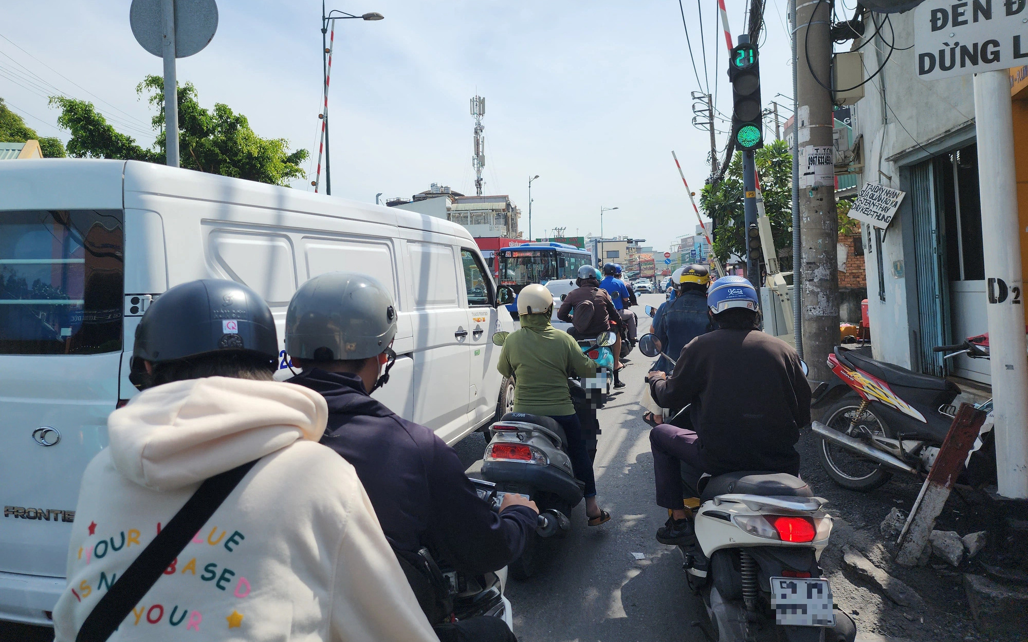 Thấy đèn tín hiệu giao thông gặp sự cố, người dân cần làm gì? - Ảnh 2.