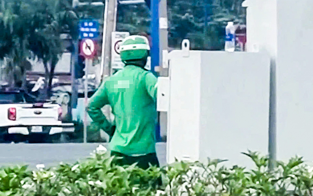 Lập biên bản người đàn ông tự ý bấm đèn tín hiệu giao thông ở Thủ Đức - Ảnh 2.