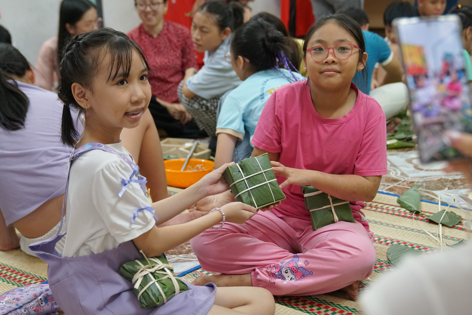 Bé làm bánh chưng, mang Tết về nhà - Ảnh 1.