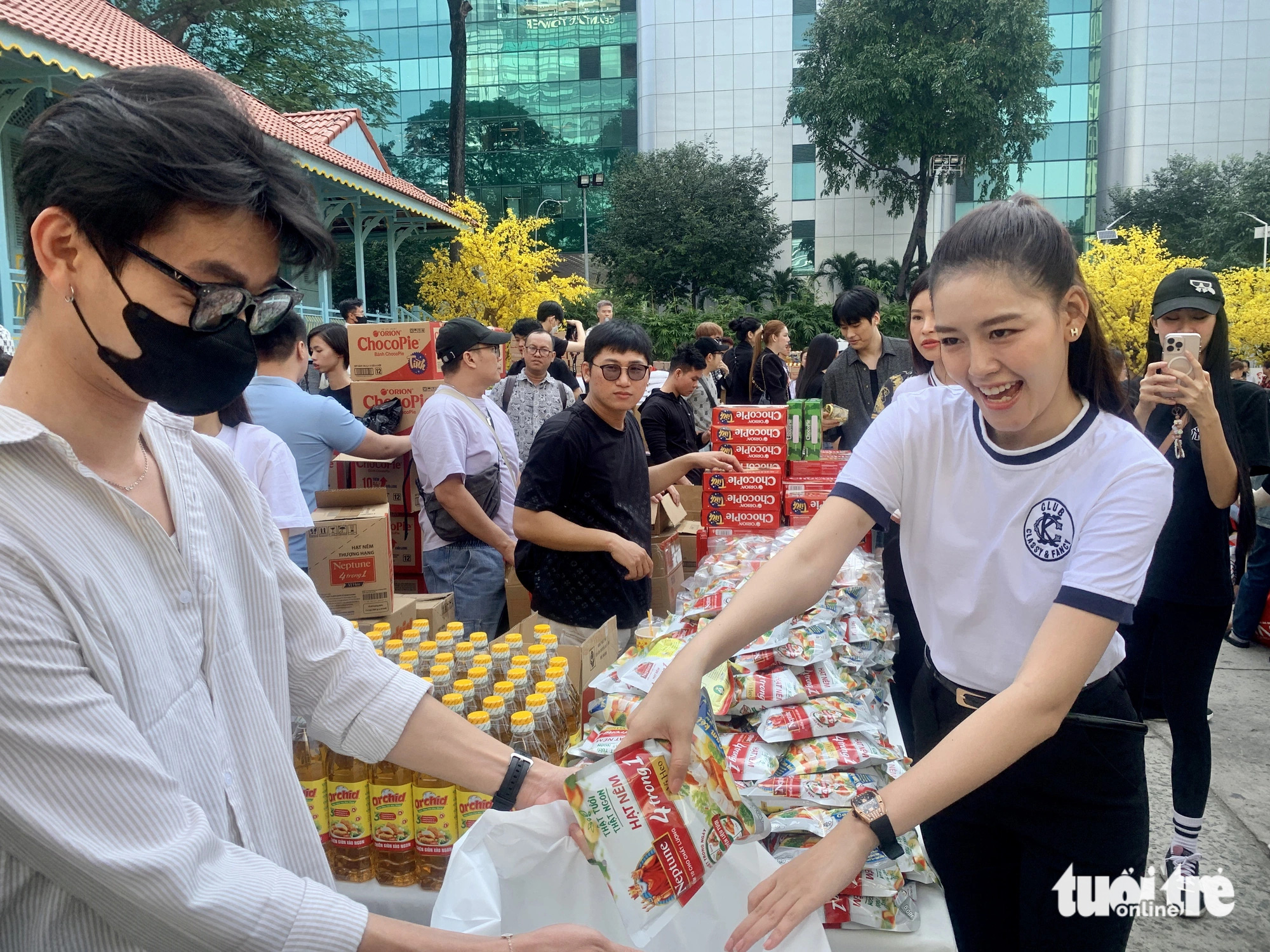 Kim Duyên, Thanh Ngân mang Tết sớm người bị ảnh hưởng HIV/AIDS qua Hạt gạo chia đôi - Ảnh 1.