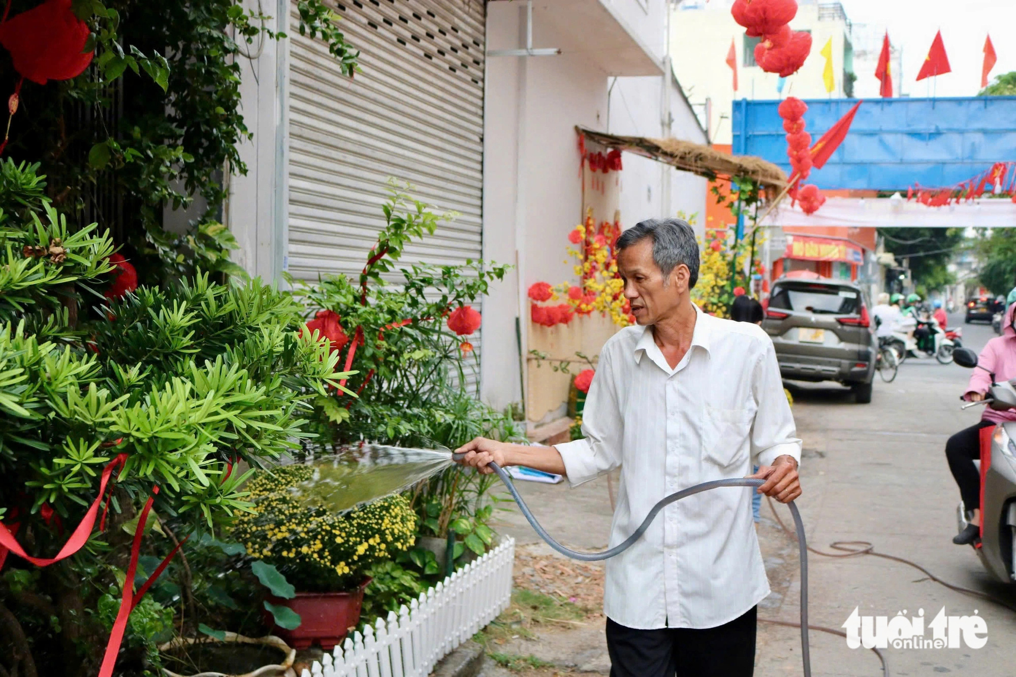 Ai có gì góp nấy, hẻm nhỏ trang hoàng rực rỡ sắc xuân đón Tết - Ảnh 8.