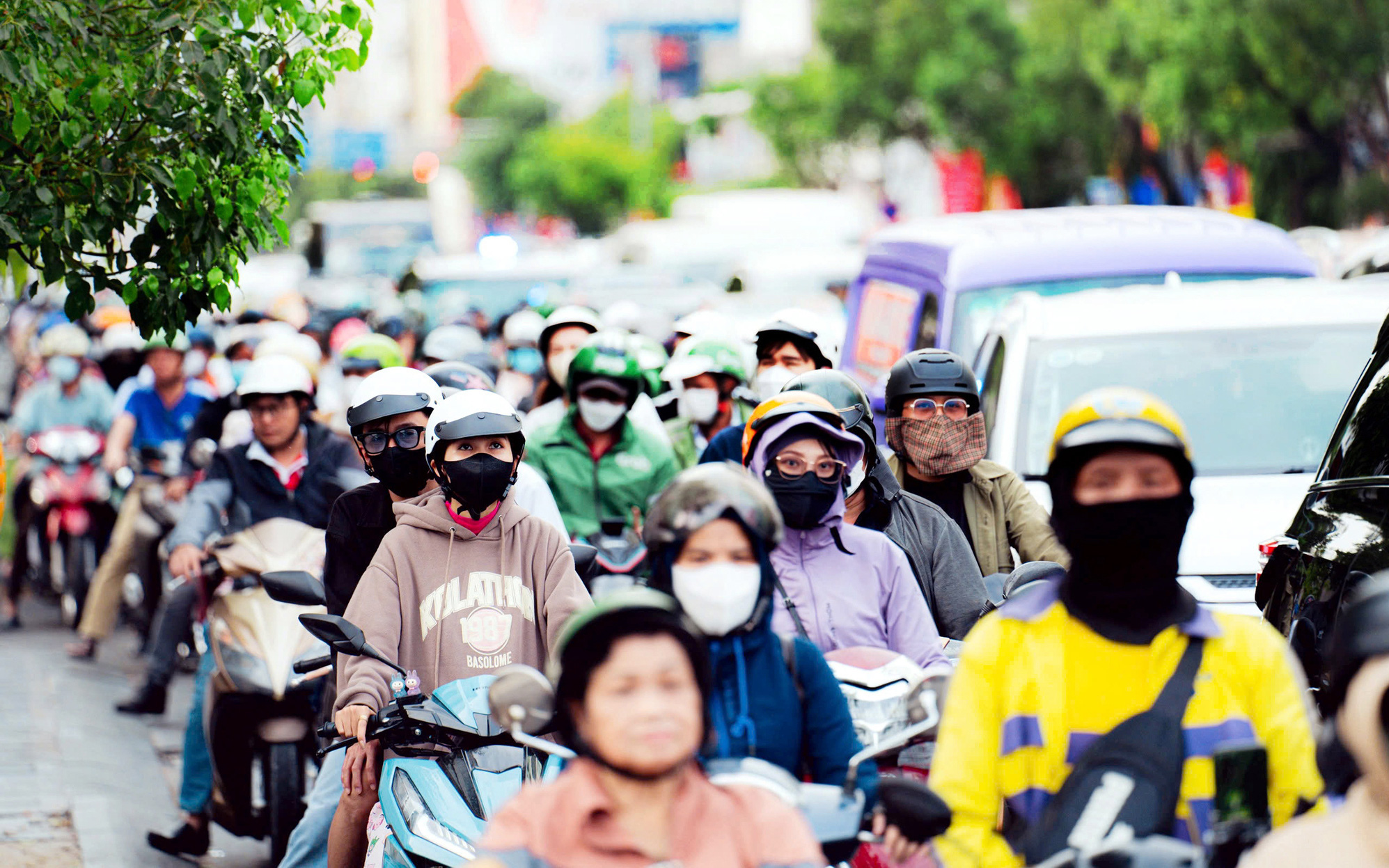 Đèn xanh còn 5 giây không dám chạy; Ô tô đậu chiếm hết một làn đường gây kẹt xe - Ảnh 3.
