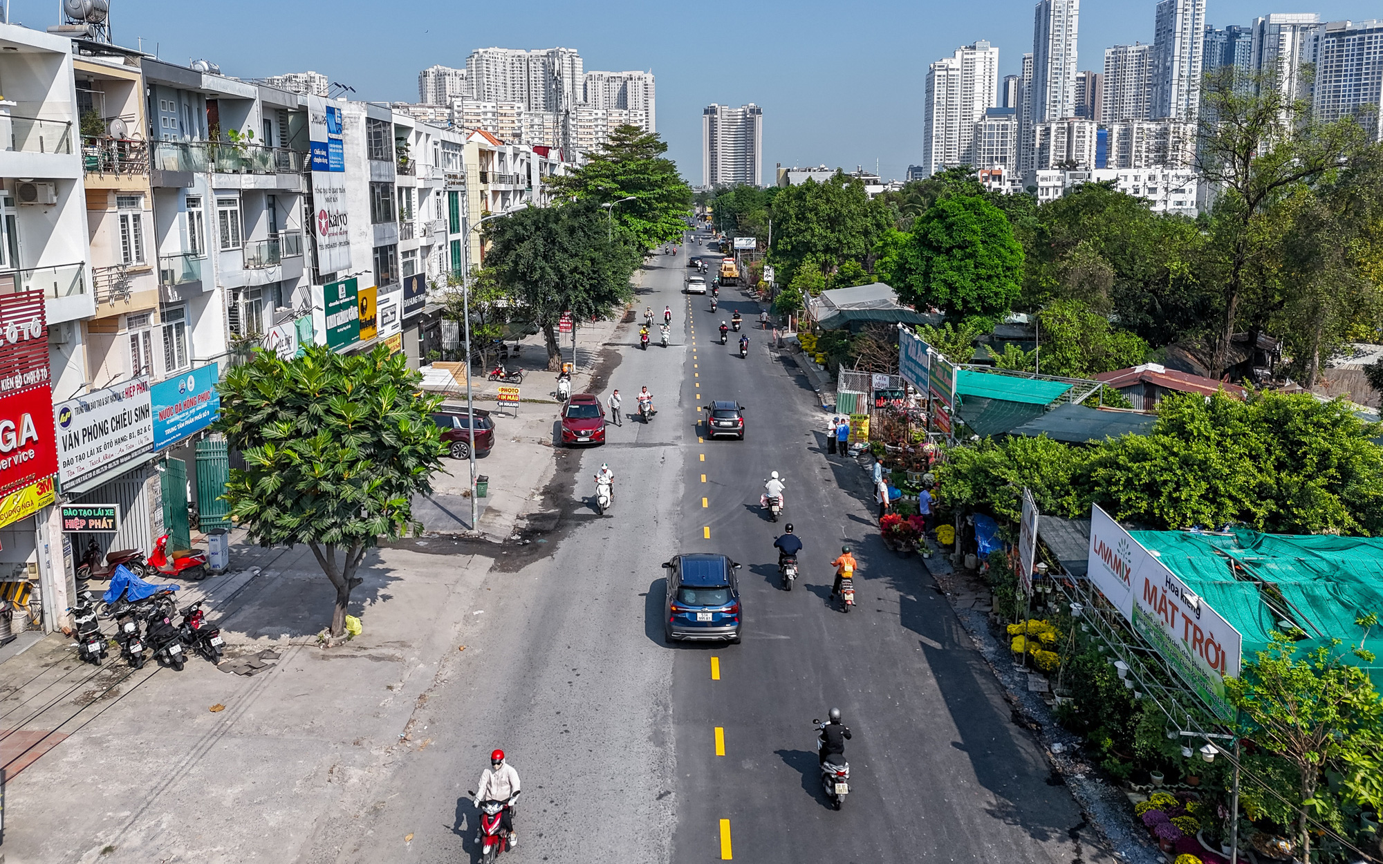 Đèn xanh còn 5 giây không dám chạy; Ô tô đậu chiếm hết một làn đường gây kẹt xe - Ảnh 2.