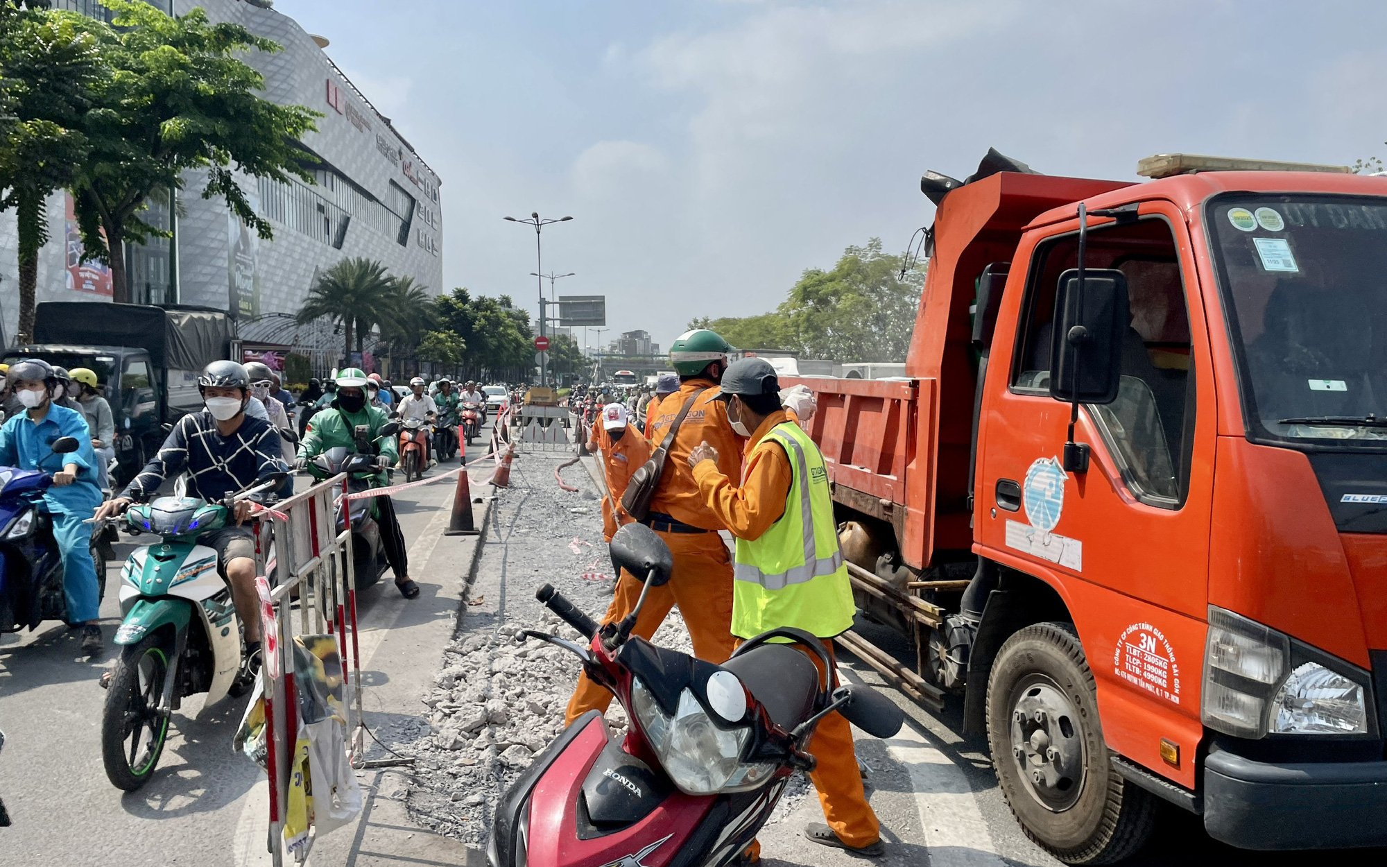 Đèn xanh còn 5 giây không dám chạy; Ô tô đậu chiếm hết một làn đường gây kẹt xe - Ảnh 1.
