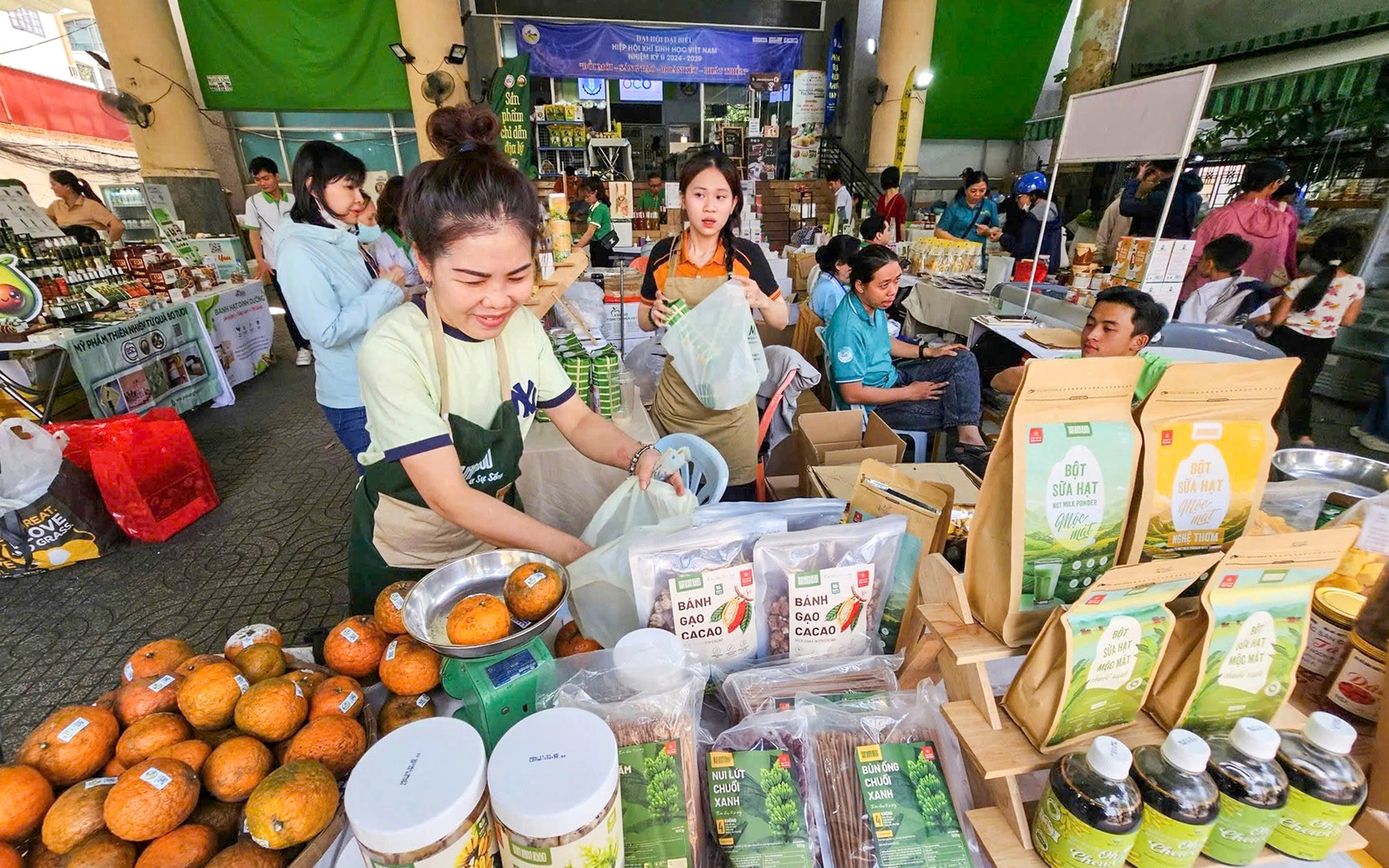Trang trí Tết độc đáo bằng đồ mây tre, mành chiếu - Ảnh 2.
