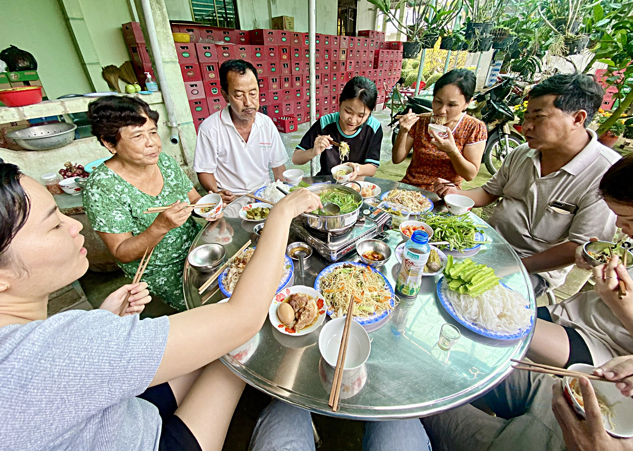 Không mâm cao cỗ đầy, Tết này vẫn vui - Ảnh 2.