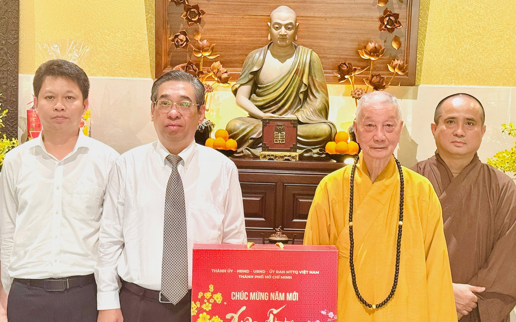 Chủ tịch Phan Văn Mãi thăm, chúc Tết các cá nhân, đơn vị - Ảnh 5.