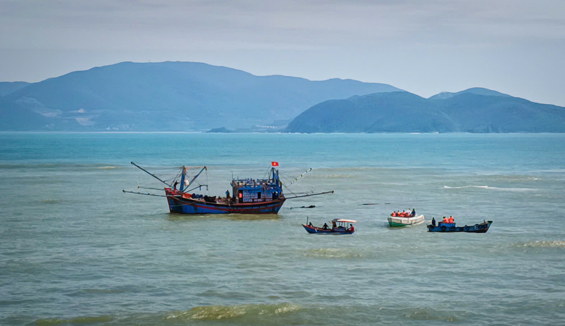 Sóng lớn đánh chìm ghe trên biển Nha Trang, 1 ngư dân mất tích - Ảnh 1.