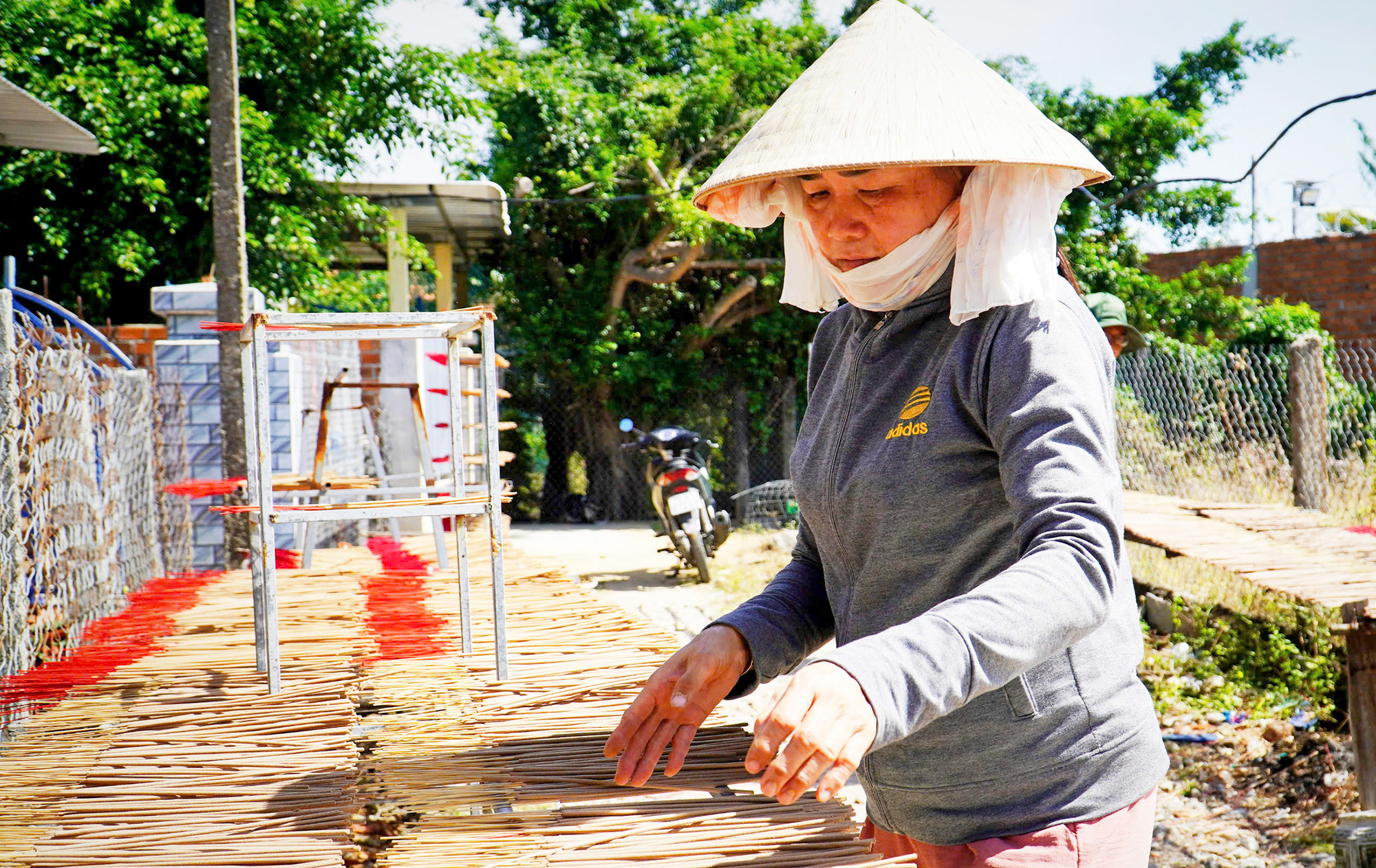 Làng trầm hương trăm tuổi rộn ràng vụ Tết - Ảnh 1.