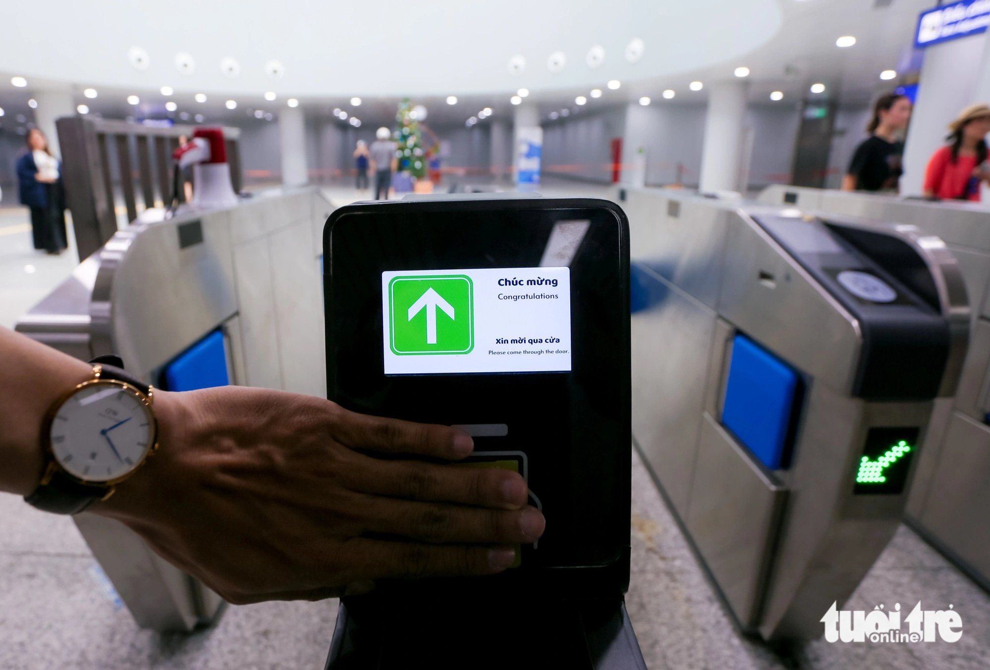Người dân hài lòng khi được hướng dẫn quẹt thẻ, quét mã QR đi metro số ...