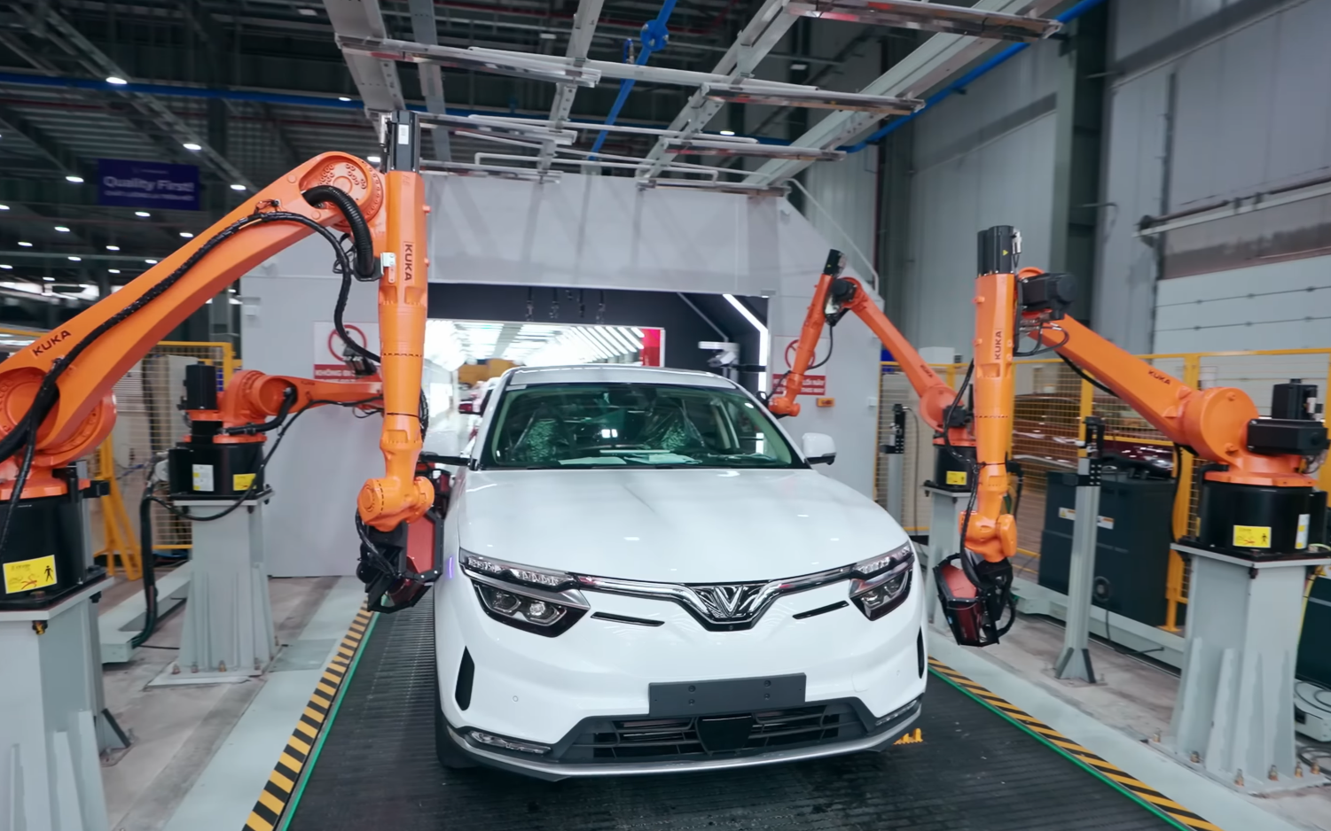 Mở 16 showroom xe máy điện VinFast, chủ chuỗi bán lẻ tiết lộ: 'Nhiều người thích, bán 1500 xe/tháng' - Ảnh 1.