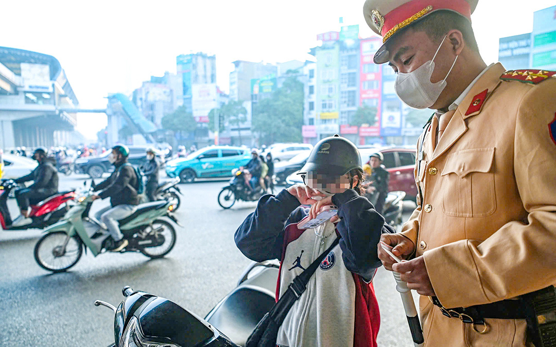 Ô tô biển xanh chở người trên nóc xe ở Hà Nội, tài xế bị phạt 5 triệu, trừ 6 điểm bằng lái - Ảnh 3.