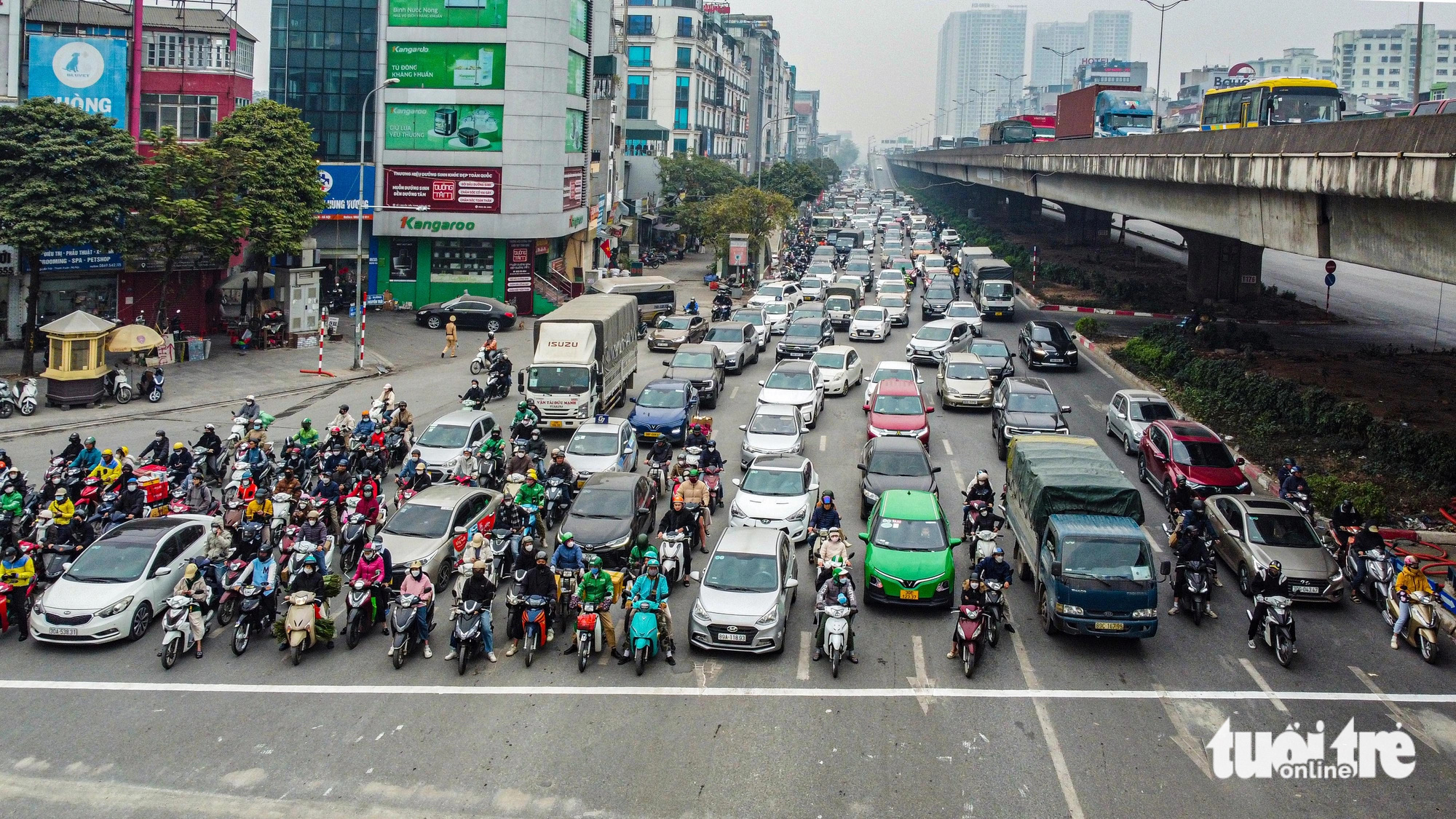 Nút giao Thanh Xuân vẫn kẹt cứng sau 2 ngày phân luồng lại, xe cộ tràn lên vỉa hè - Ảnh 4.