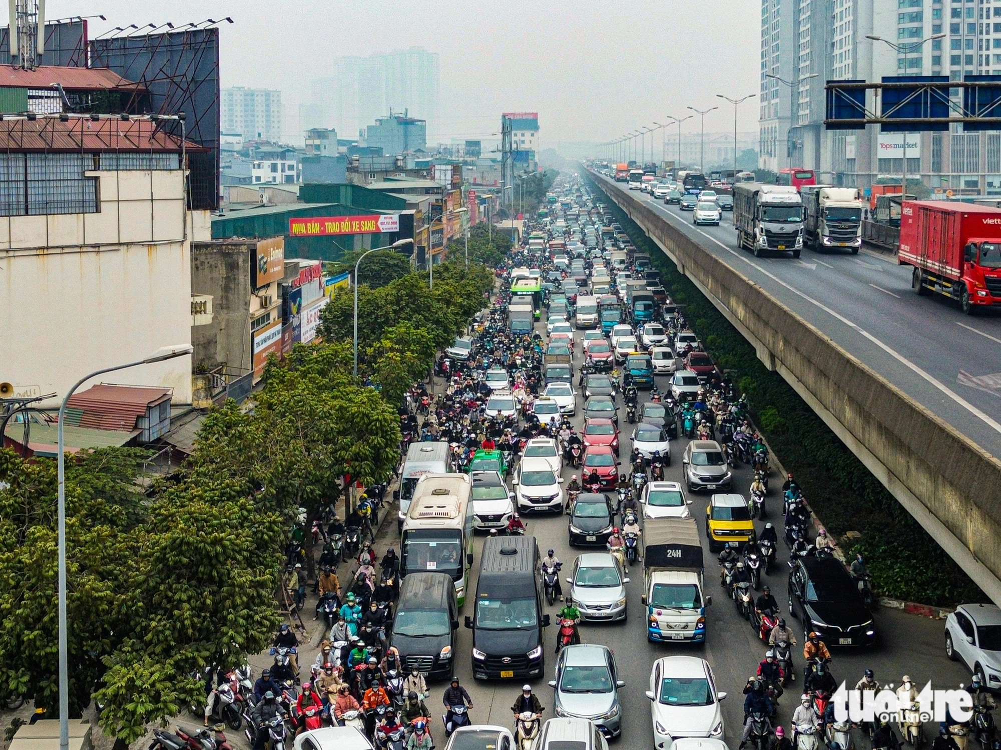 Nút giao Thanh Xuân vẫn kẹt cứng sau 2 ngày phân luồng lại, xe cộ tràn lên vỉa hè - Ảnh 3.