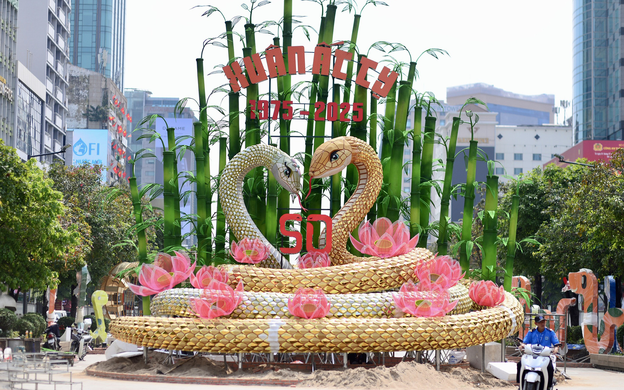 Đường hoa Nguyễn Huệ Tết 2025 dần lộ diện, du khách thích thú Nàng Tỵ đeo khăn rằn - Ảnh 25.