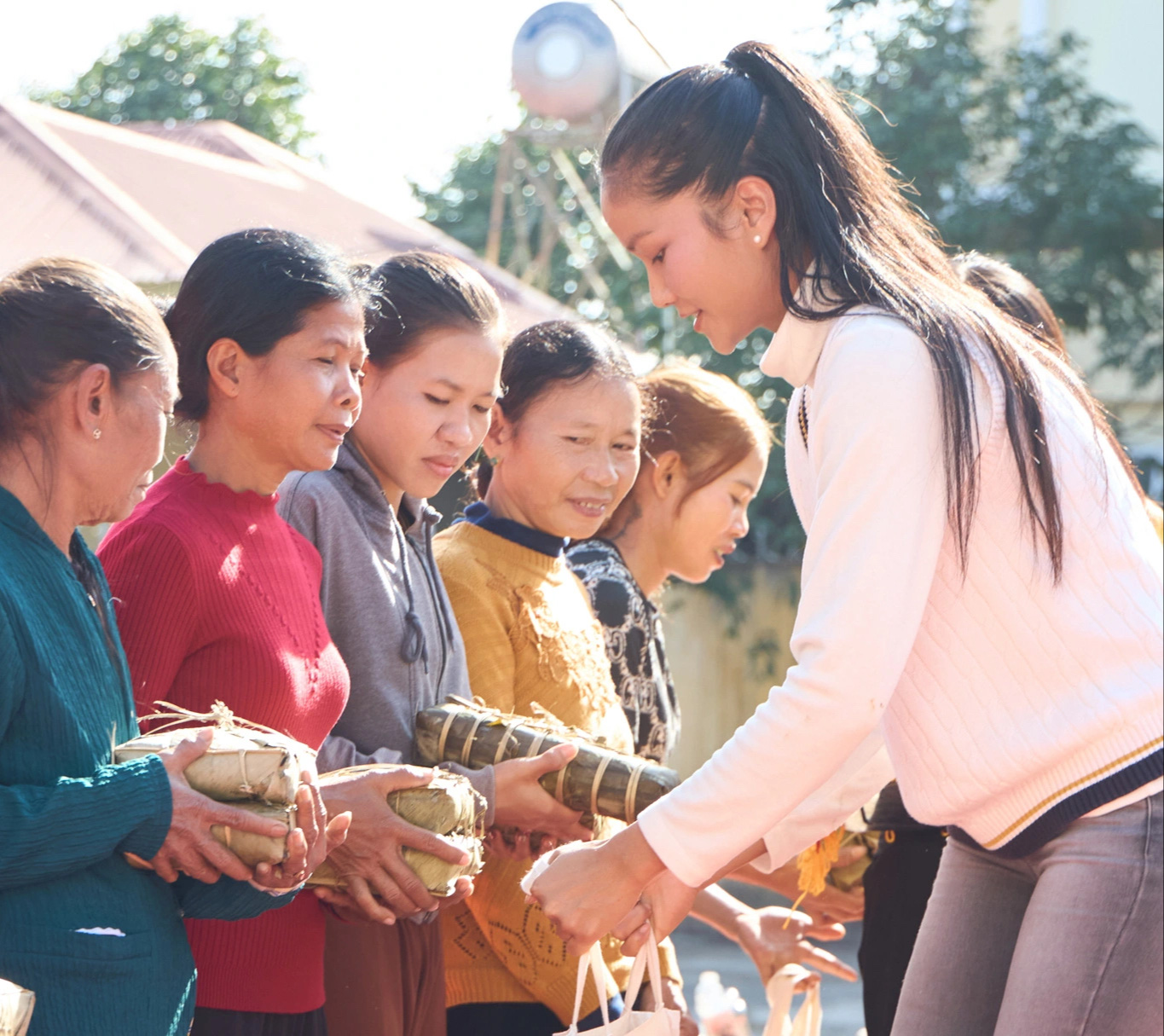 Hoa hậu H'Hen Niê gói bánh tét tặng người dân khó khăn ăn Tết - Ảnh 8.