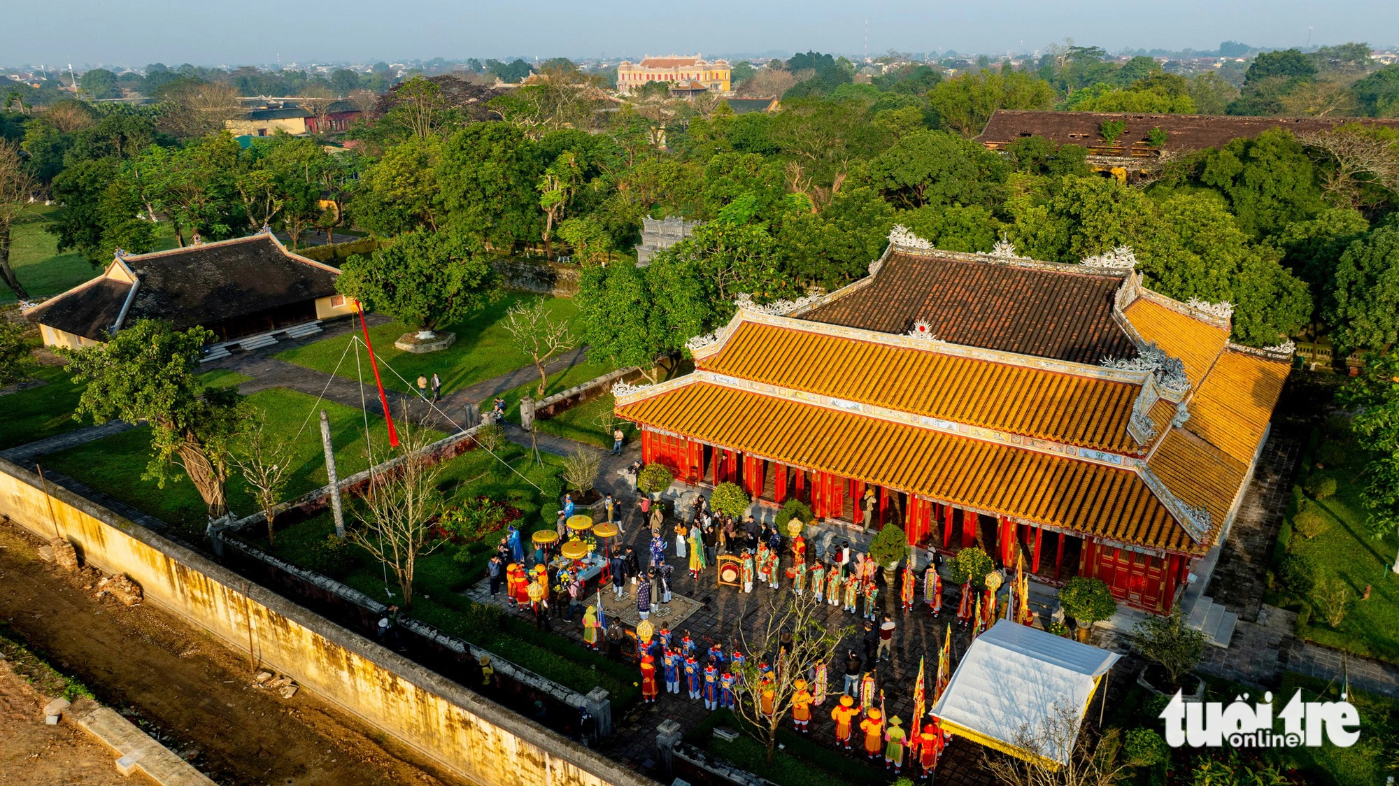 Dựng nêu đón Tết trong Hoàng cung Huế - Ảnh 4.