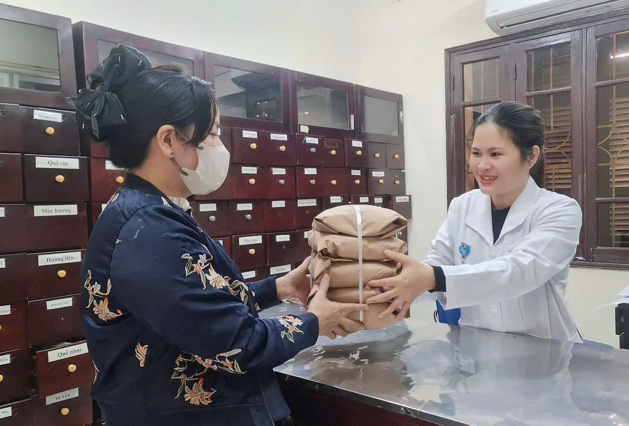 Bác sĩ mách cách ăn uống tăng đề kháng, giải rượu dịp Tết - Ảnh 1.