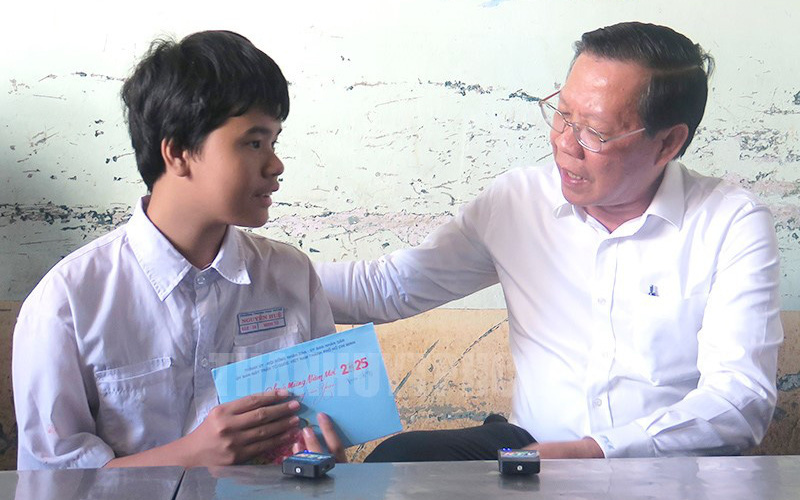 Bí thư Tỉnh ủy Quảng Ngãi đến công trường thăm công nhân làm việc xuyên Tết - Ảnh 6.