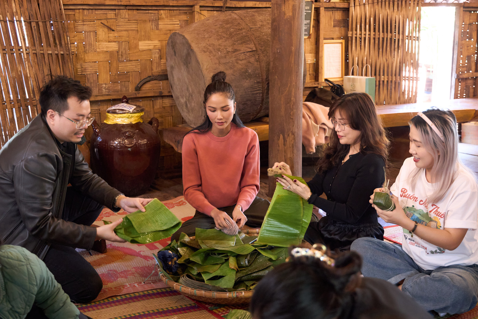 Hoa hậu H'Hen Niê gói bánh tét tặng người dân khó khăn ăn Tết - Ảnh 2.