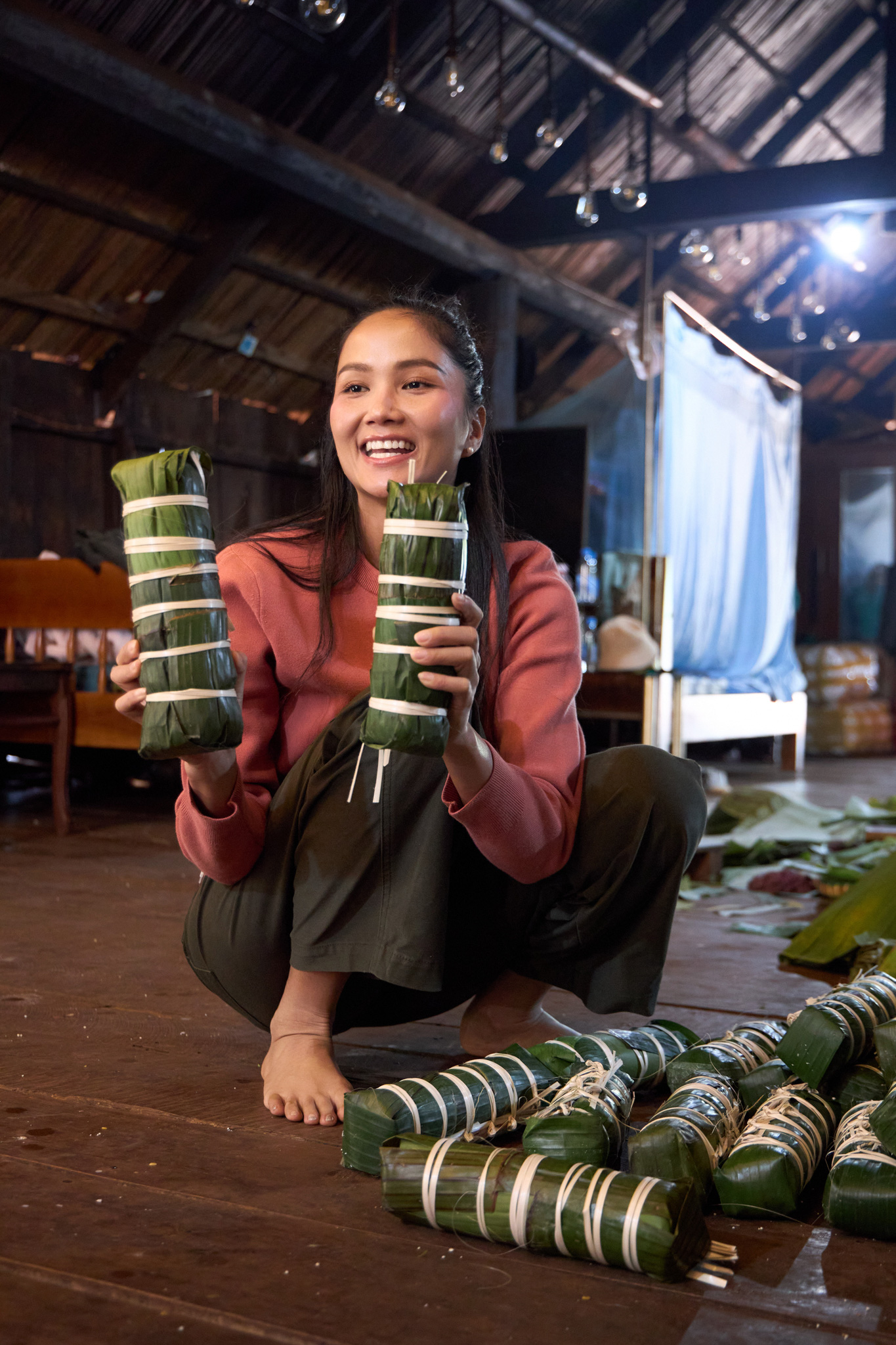 Hoa hậu H'Hen Niê gói bánh tét tặng người dân khó khăn ăn Tết - Ảnh 4.