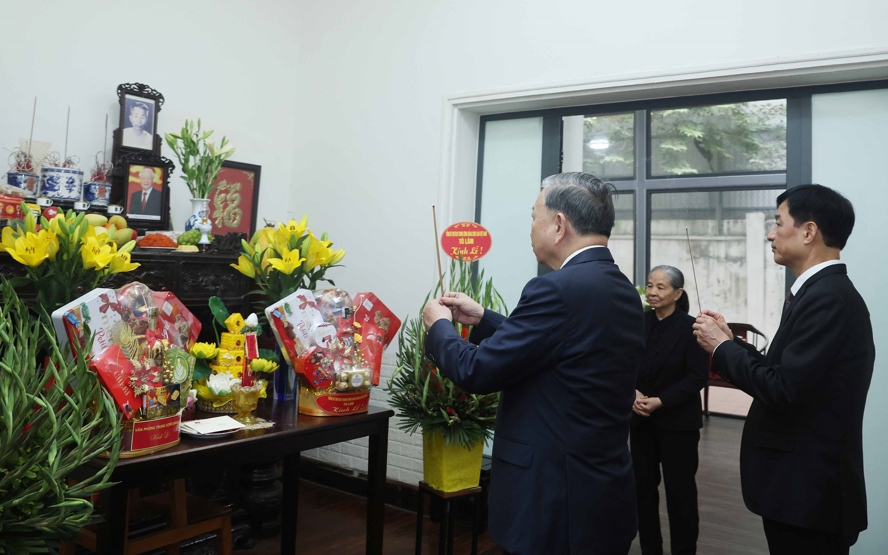 Bí thư Nguyễn Văn Nên, Bộ trưởng Nguyễn Thanh Nghị dâng hương anh hùng liệt sĩ tại TP.HCM - Ảnh 4.