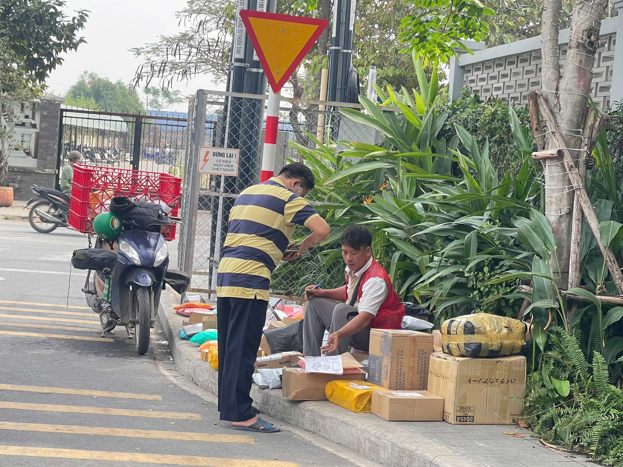 Nghề shipper, áp lực trên từng 'ngôi sao' - Ảnh 1.