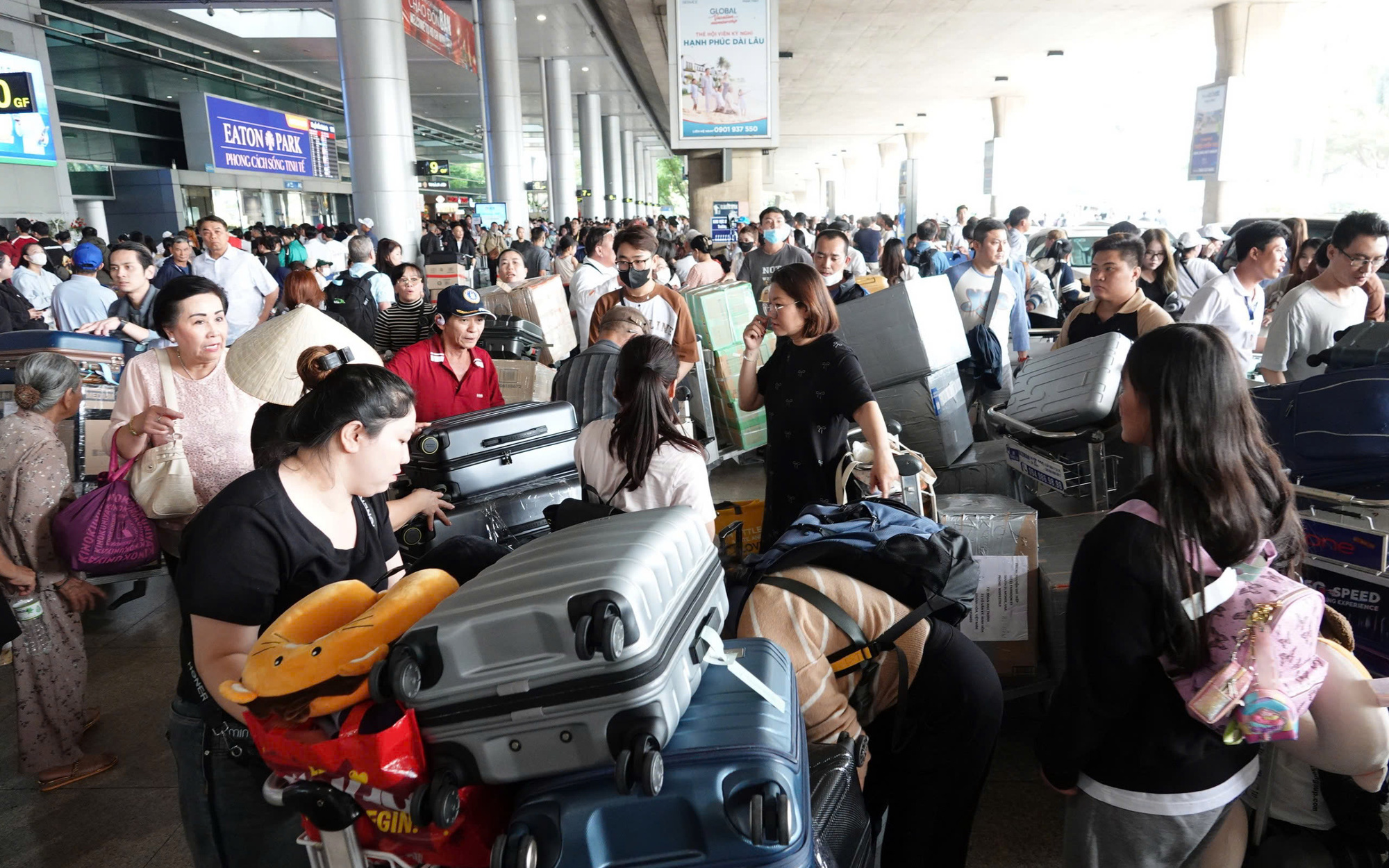 'Choáng' ngợp ở Tân Sơn Nhất, khách quá đông nhích từng chút ở nhà ga - Ảnh 9.