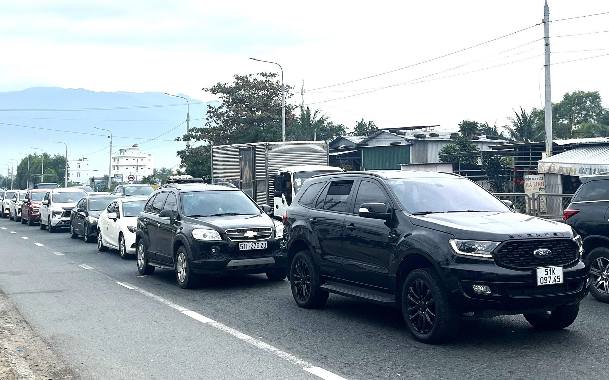 Tai nạn liên hoàn trên quốc lộ 1, xe cộ di chuyển chậm - Ảnh 1.