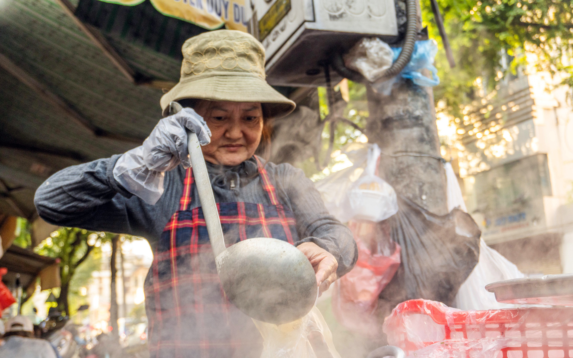 Cả xóm làm đồ ăn miễn phí tặng du khách ngày lễ rước cộ Bà - Ảnh 16.