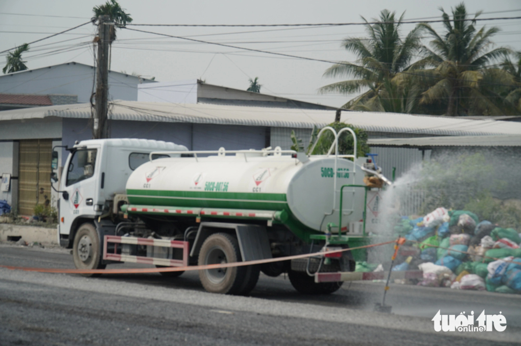 Bắt đầu thảm nhựa đường dẫn lên cầu Rạch Miễu 2 phía bờ Tiền Giang - Ảnh 5.