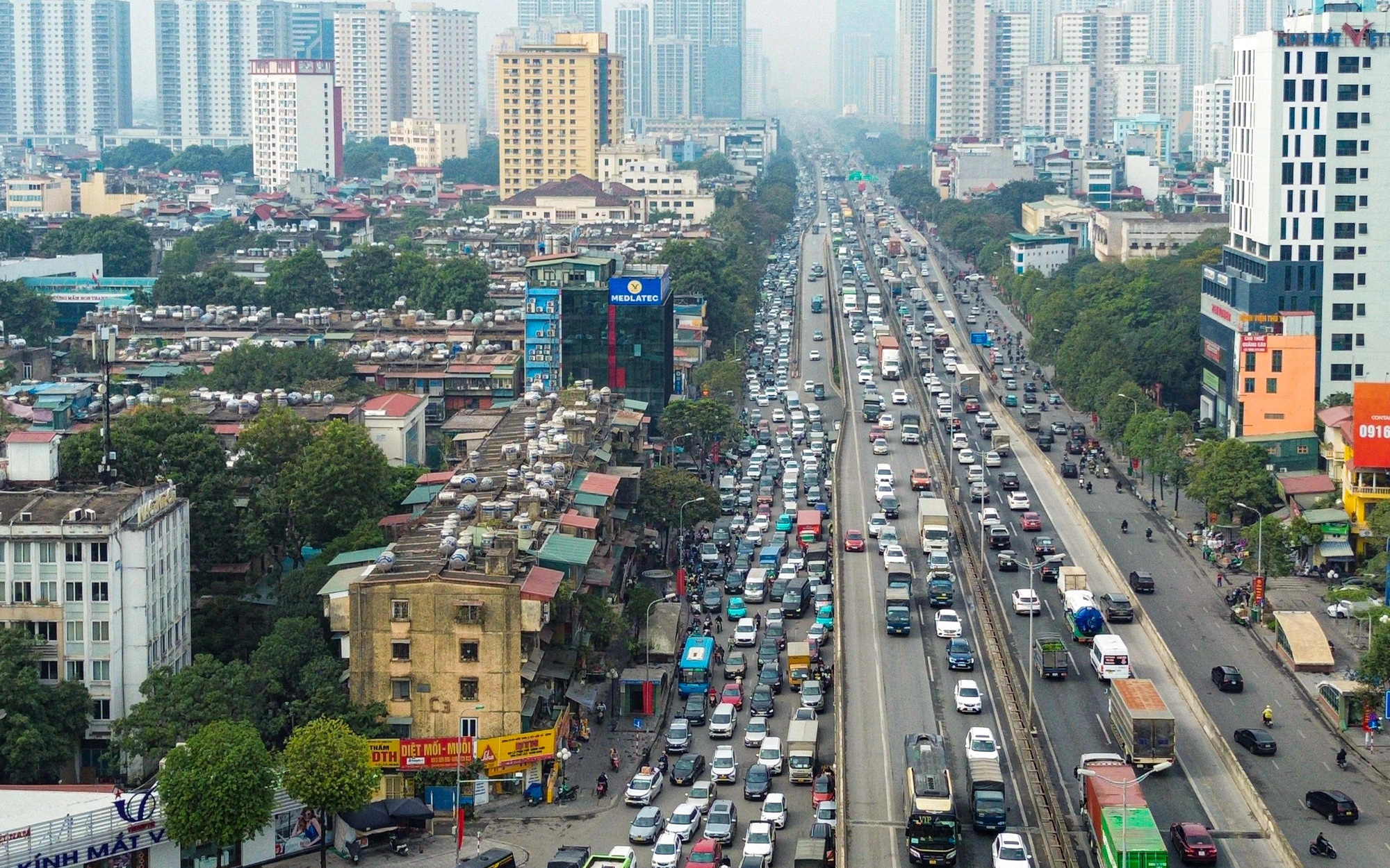 Cảnh sát giao thông dùng xe đặc chủng, mở đường đưa bé trai tới TP.HCM cấp cứu - Ảnh 2.