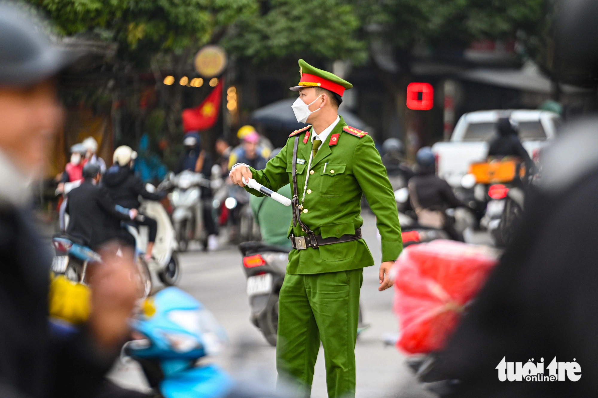 Người dân ùn ùn rời Hà Nội nghỉ Tết, cảnh sát giao thông dùng mô tô đặc chủng chống ùn tắc - Ảnh 15.