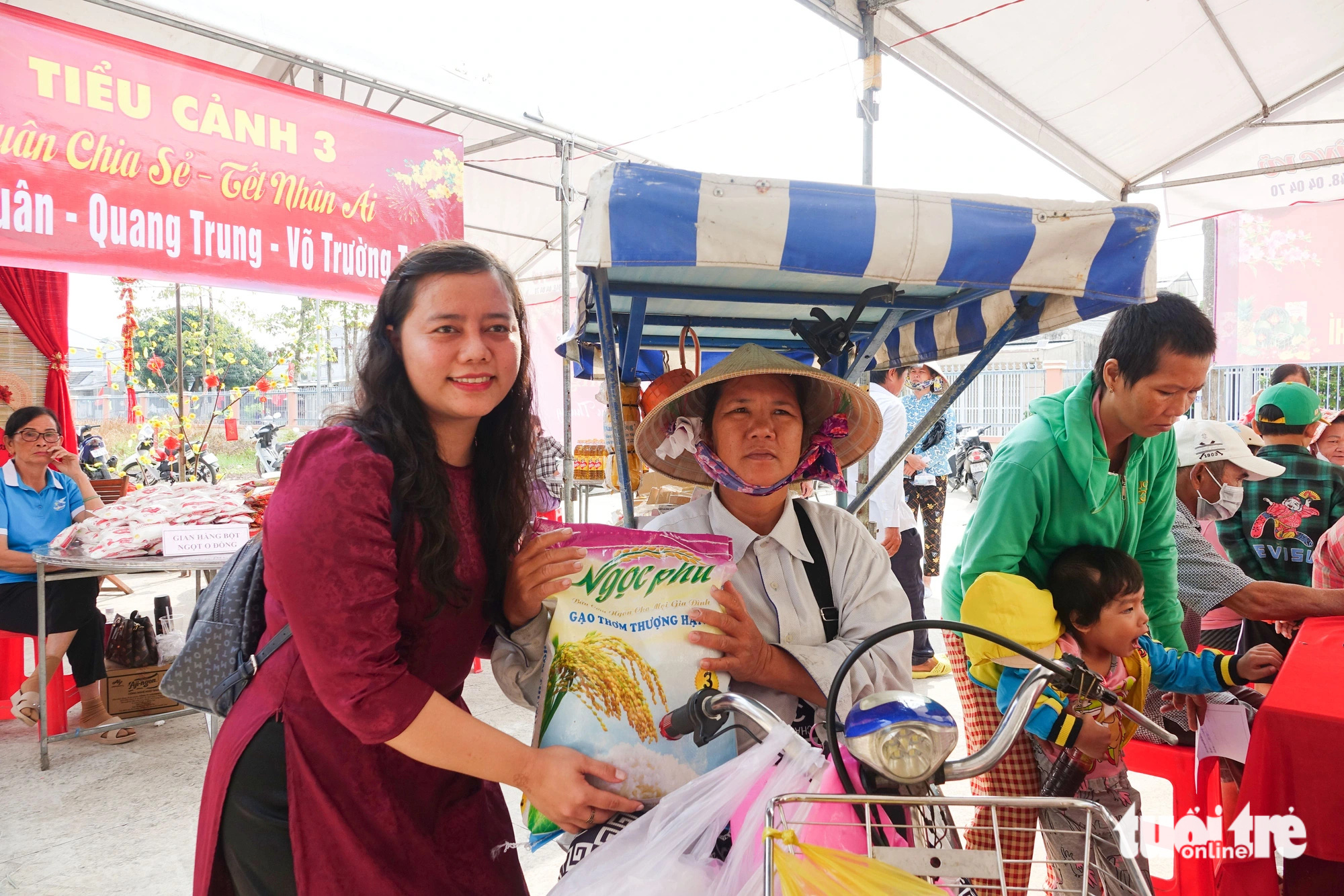 Có gạo, mì, đường, nước mắm miễn phí, người nghèo vùng biển đất biển Kiên Giang vui mừng có Tết - Ảnh 1.