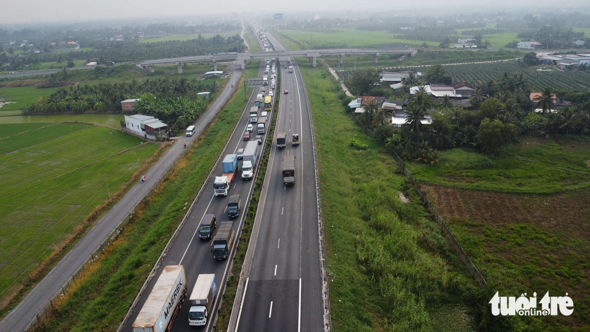 Xe đò tranh thủ quay đầu rước khách từ thành phố về quê, cao tốc ùn ứ   - Ảnh 3.