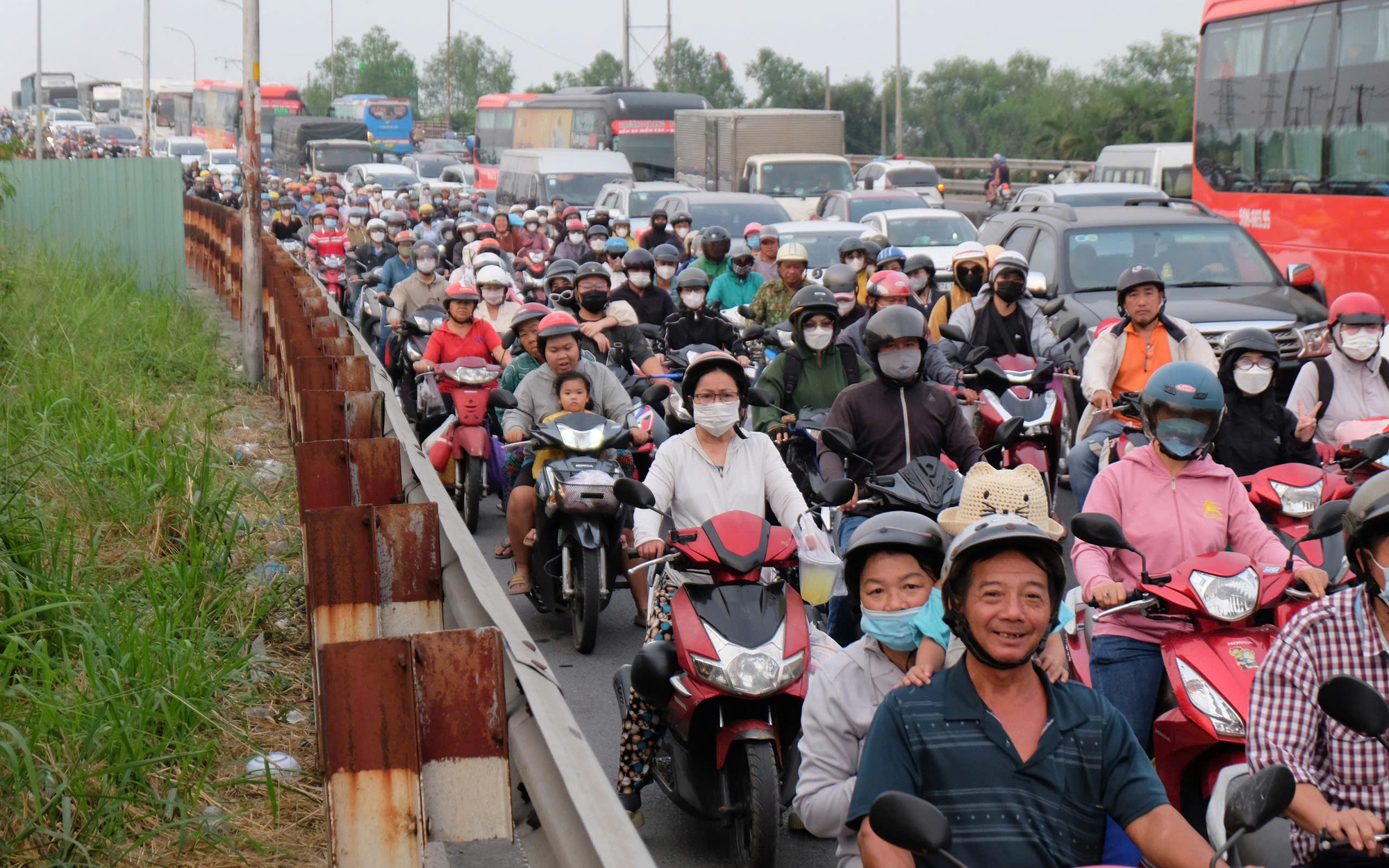 Vật va qua cao tốc Hòa Liên - Túy Loan để về quê đón Tết, ô tô cá nhân nên đi quốc lộ 1 - Ảnh 7.