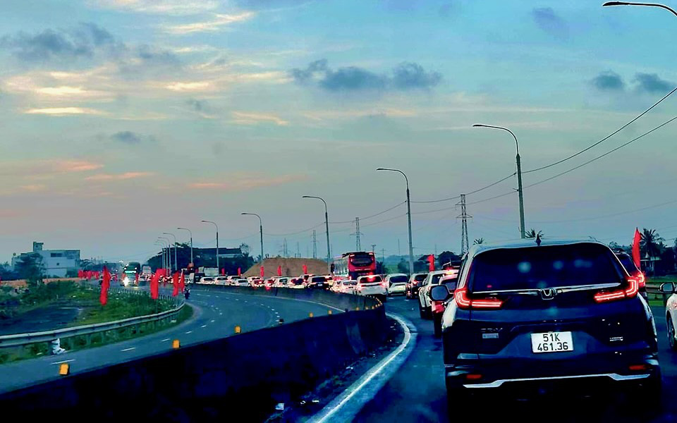 Hàng ngàn xe ô tô con ‘ngược đường thiên lý’ vào Nam sớm để tránh tắc đường - Ảnh 1.