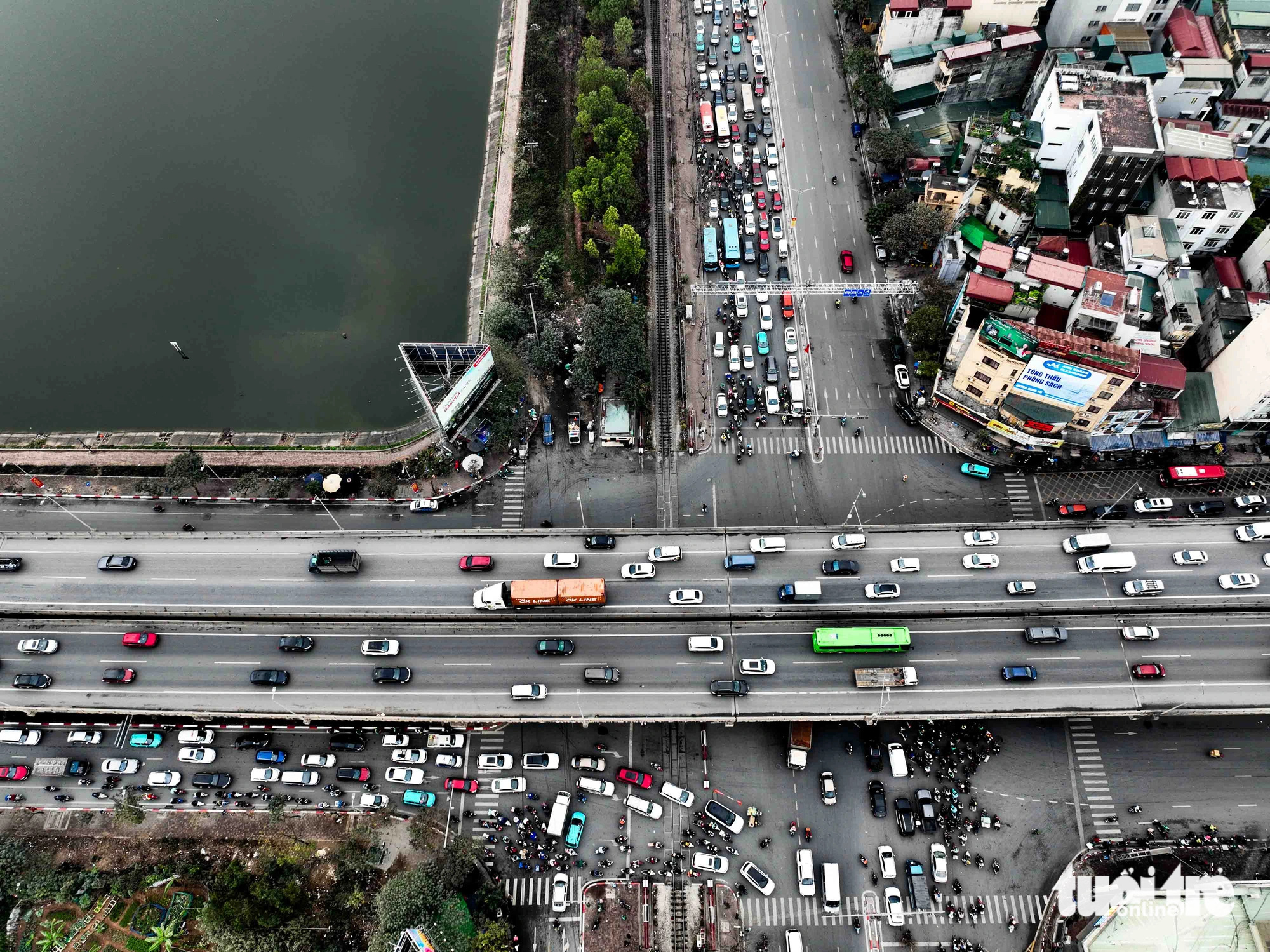 Cửa ngõ phía nam Hà Nội ùn tắc dày đặc, dòng người vất vả về quê nghỉ Tết - Ảnh 4.