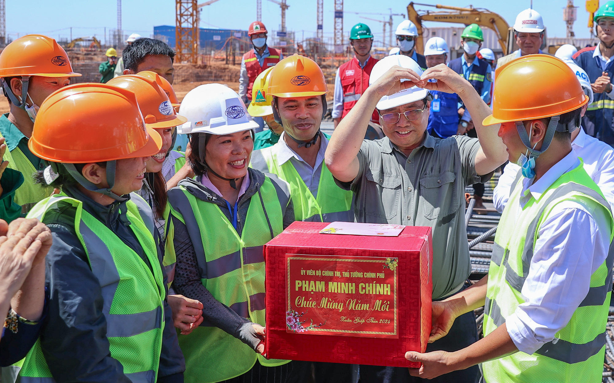 Bí thư Tỉnh ủy Quảng Ngãi đến công trường thăm công nhân làm việc xuyên Tết - Ảnh 2.