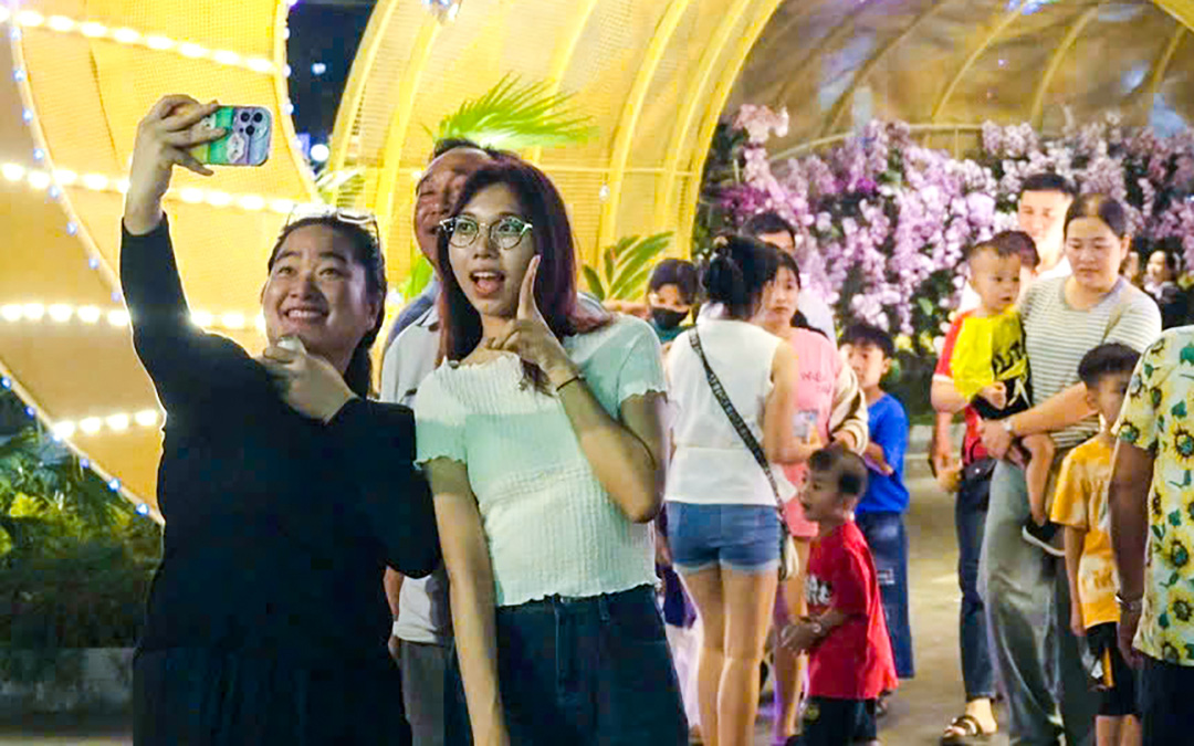 Hàng trăm người mang hoa về nhà trong ngày tháo dỡ Đường hoa xuân Cao Lãnh - Ảnh 6.
