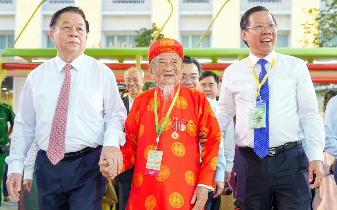 Đường hoa Nguyễn Huệ Xuân Ất Tỵ 2025 khai mạc trong tiết trời mát mẻ - Ảnh 2.