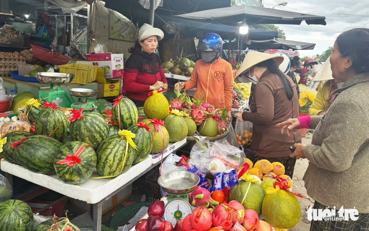 Họp chợ đông vui buổi chiều, thương nhớ chợ quê ngày cận Tết - Ảnh 10.