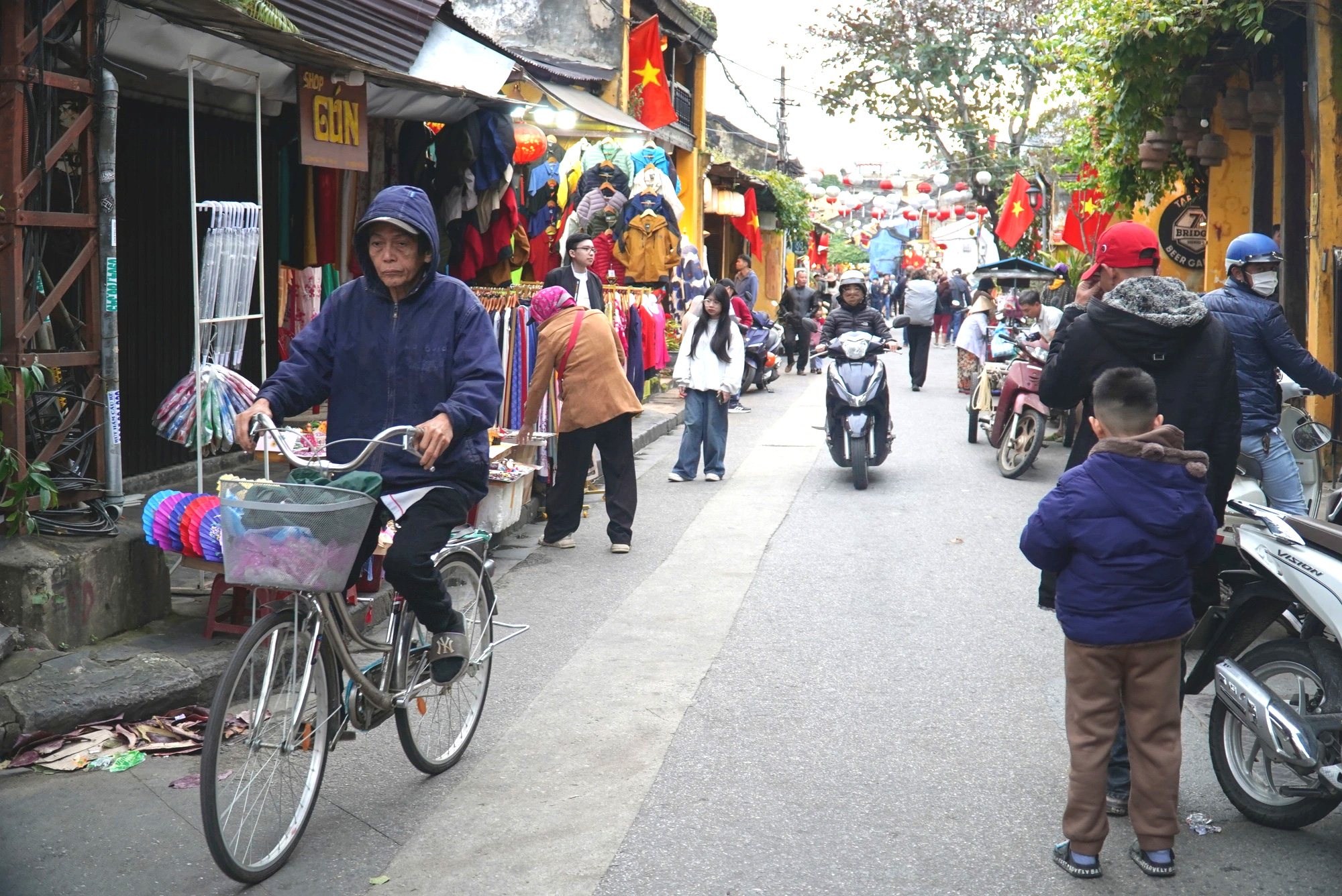 Thong dong giữa biển người Hội An chiều cuối năm - Ảnh 7.