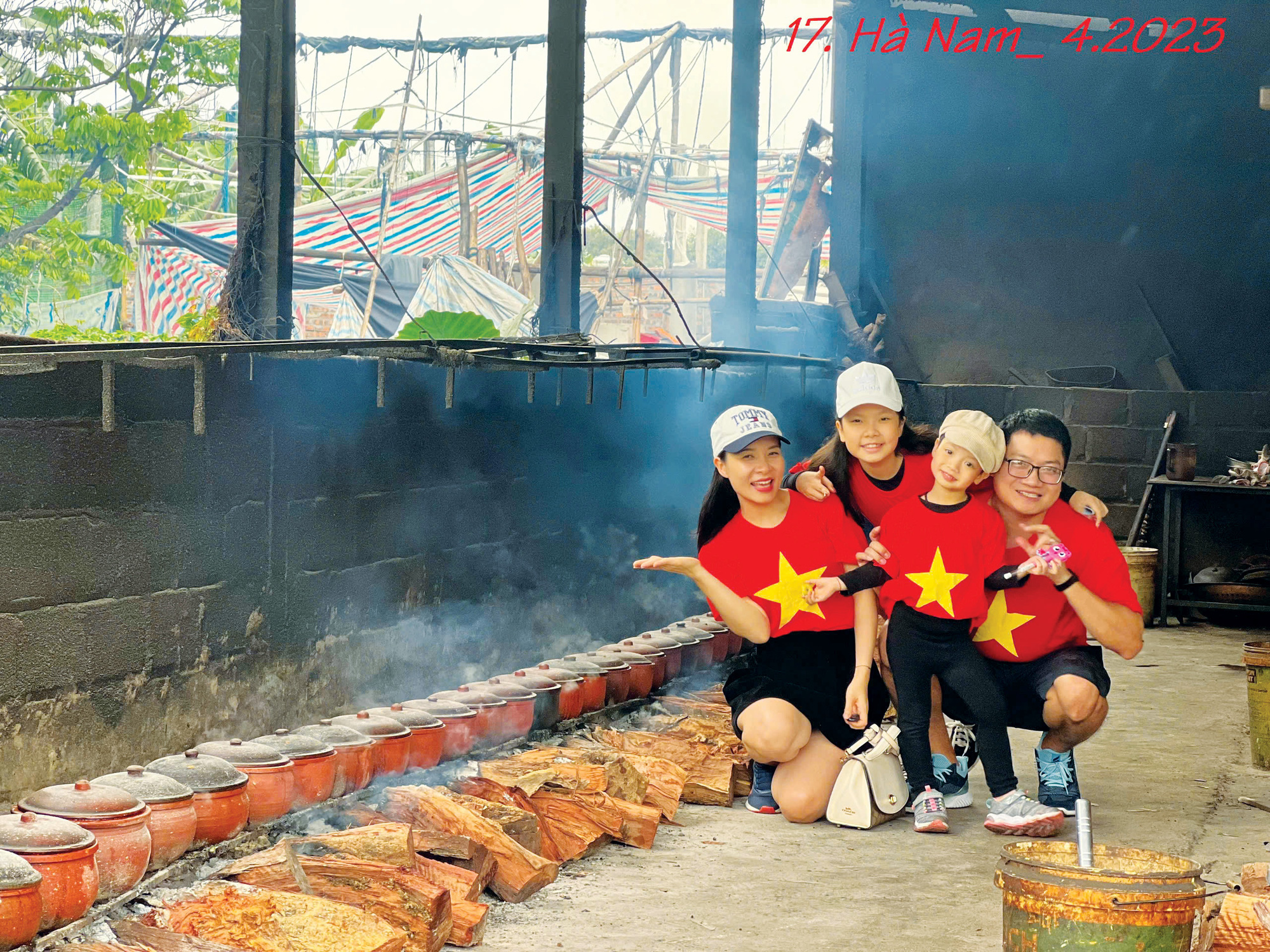 Cô bạn mặc áo đỏ sao vàng cùng bố mẹ check-in 63 tỉnh, thành- Ảnh 8.