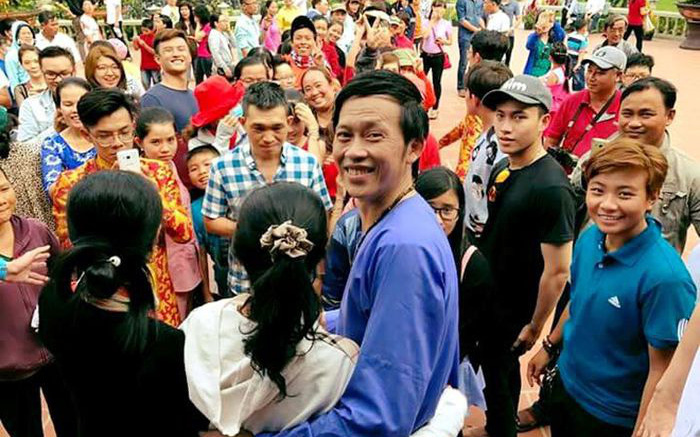 Mỹ Tâm, Hồ Ngọc Hà, Hòa Minzy cùng dàn anh trai, chị đẹp khoe ảnh trước thềm năm mới Ất Tỵ 2025 - Ảnh 18.