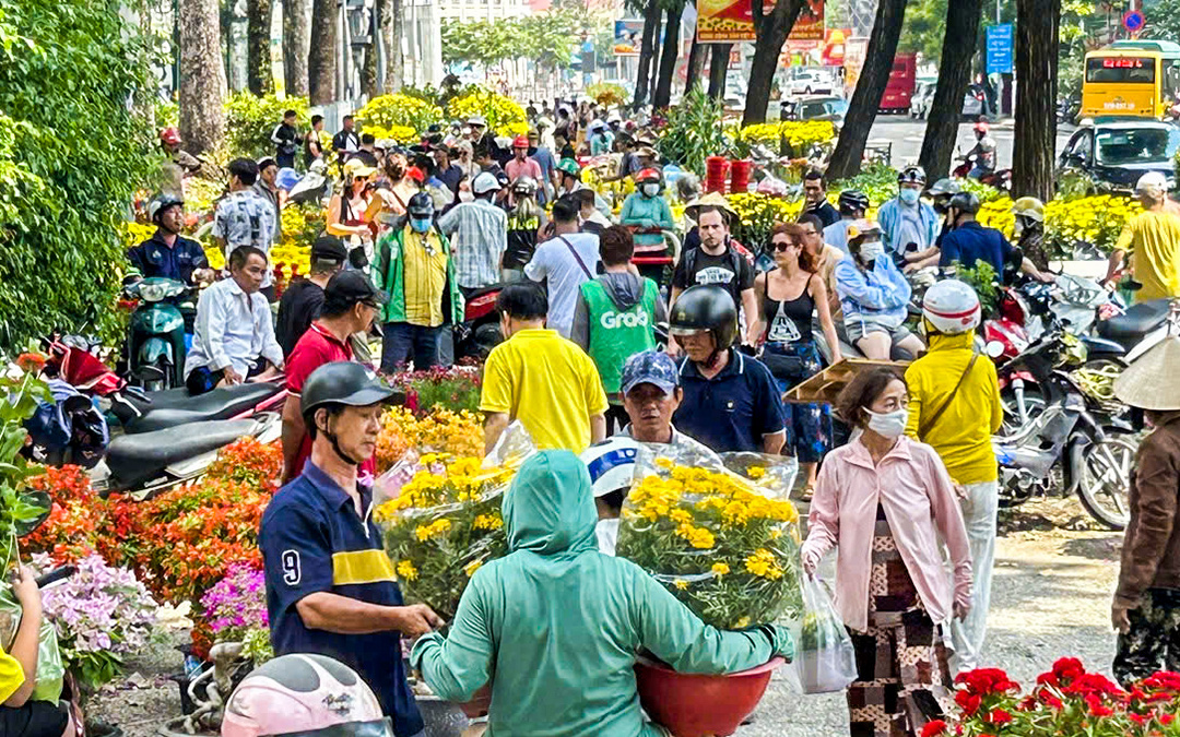 29 Tết, hoa đầy chợ, người bán hoa Tết nín thở, nhiều người ra tay tương trợ - Ảnh 2.